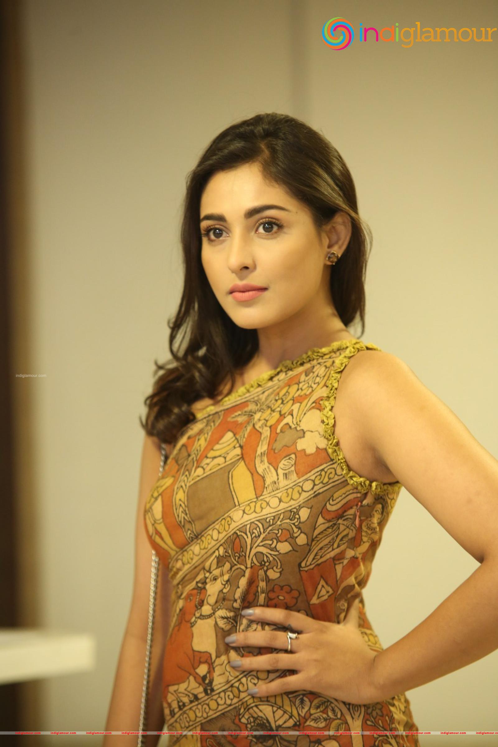 Madhu Shalini Actress hd photo