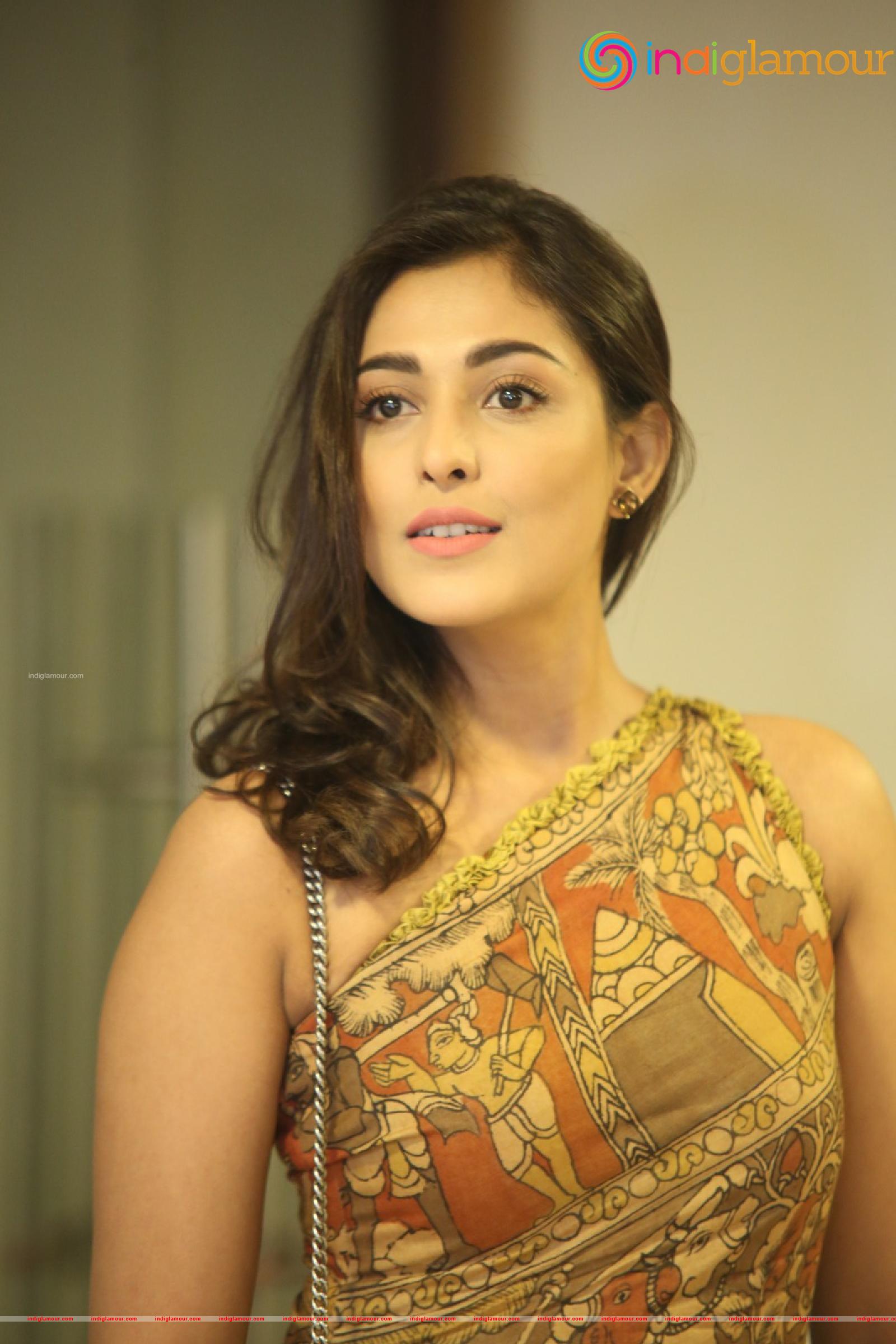 Madhu Shalini Actress hd photo