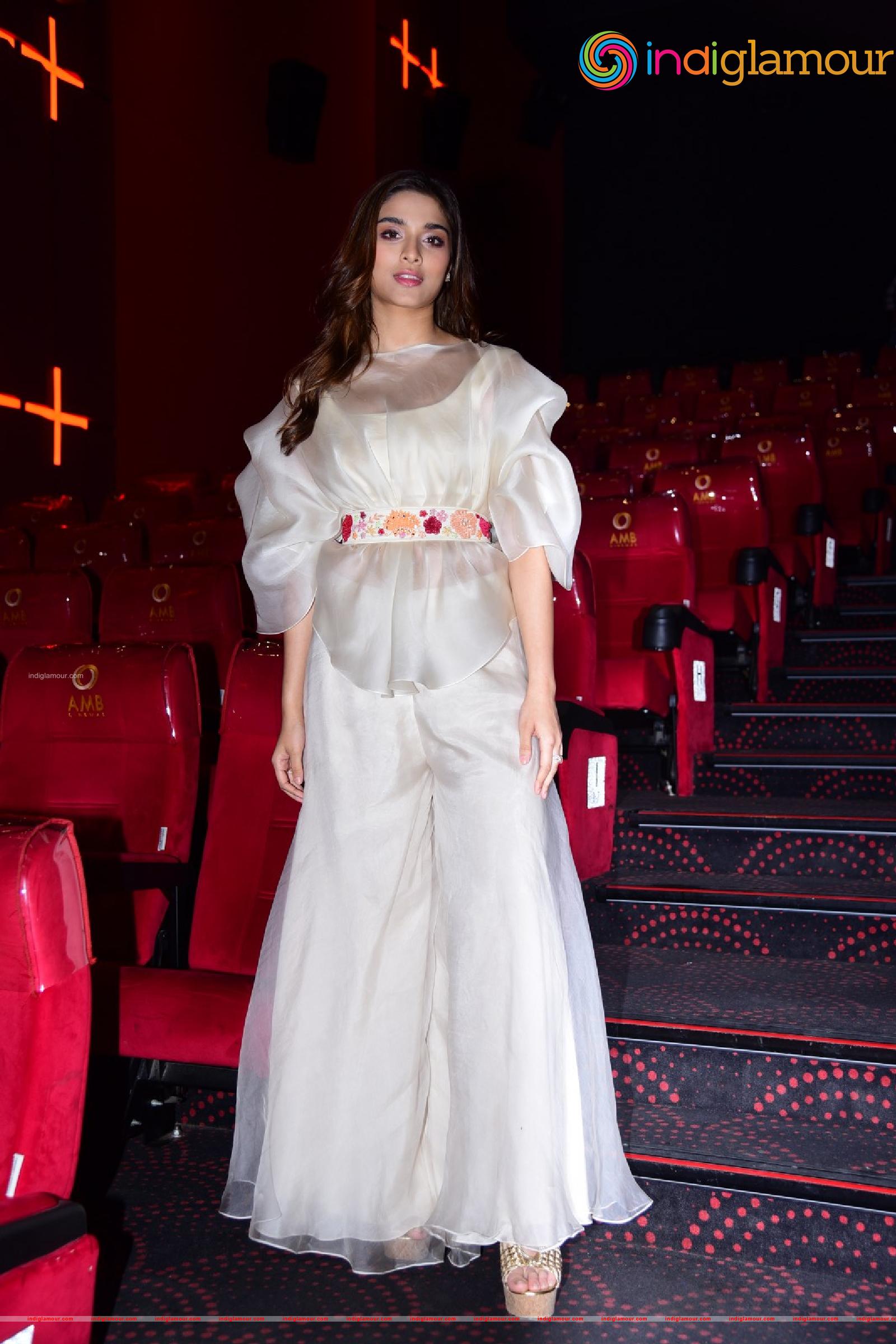 Saiee Manjrekar Actress hd photo