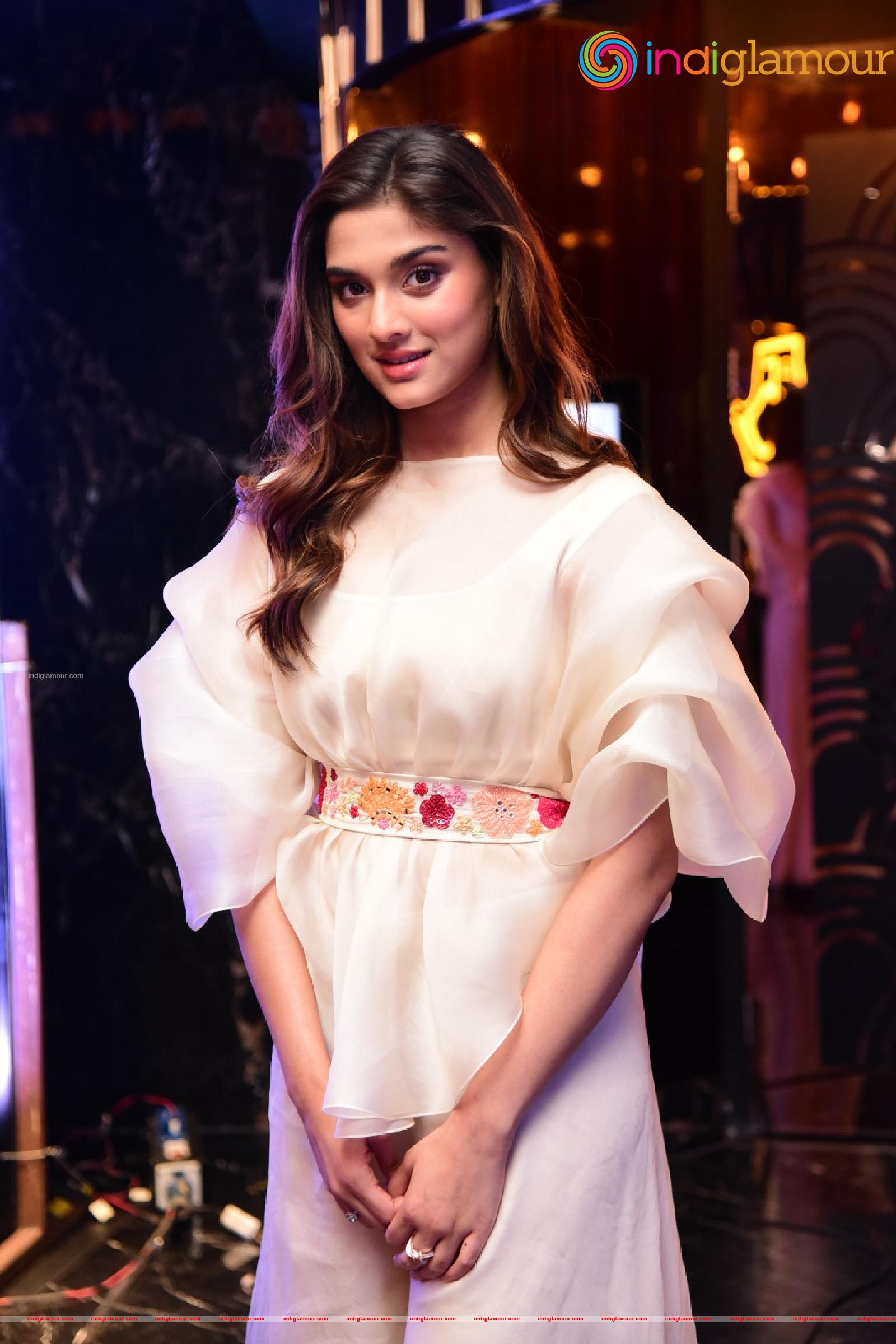 Saiee Manjrekar Actress hd photo