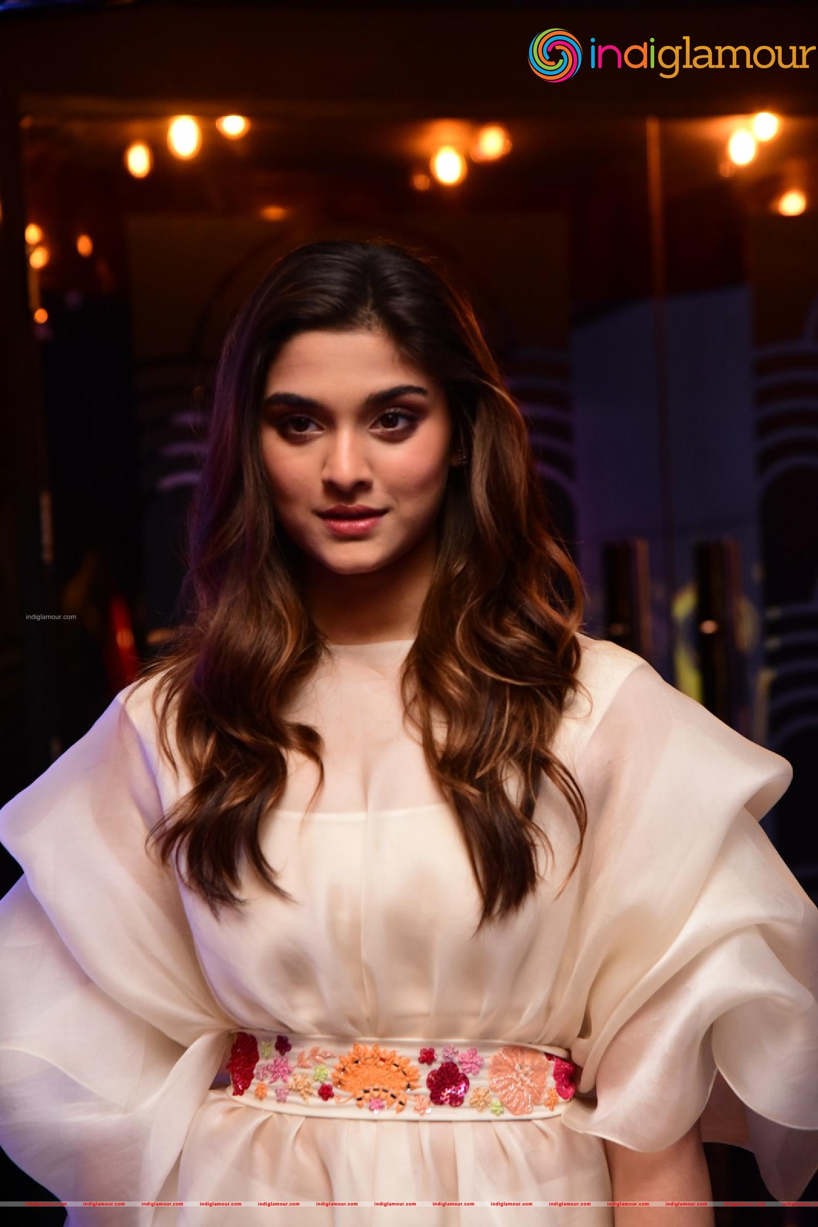 Saiee Manjrekar Actress hd photo