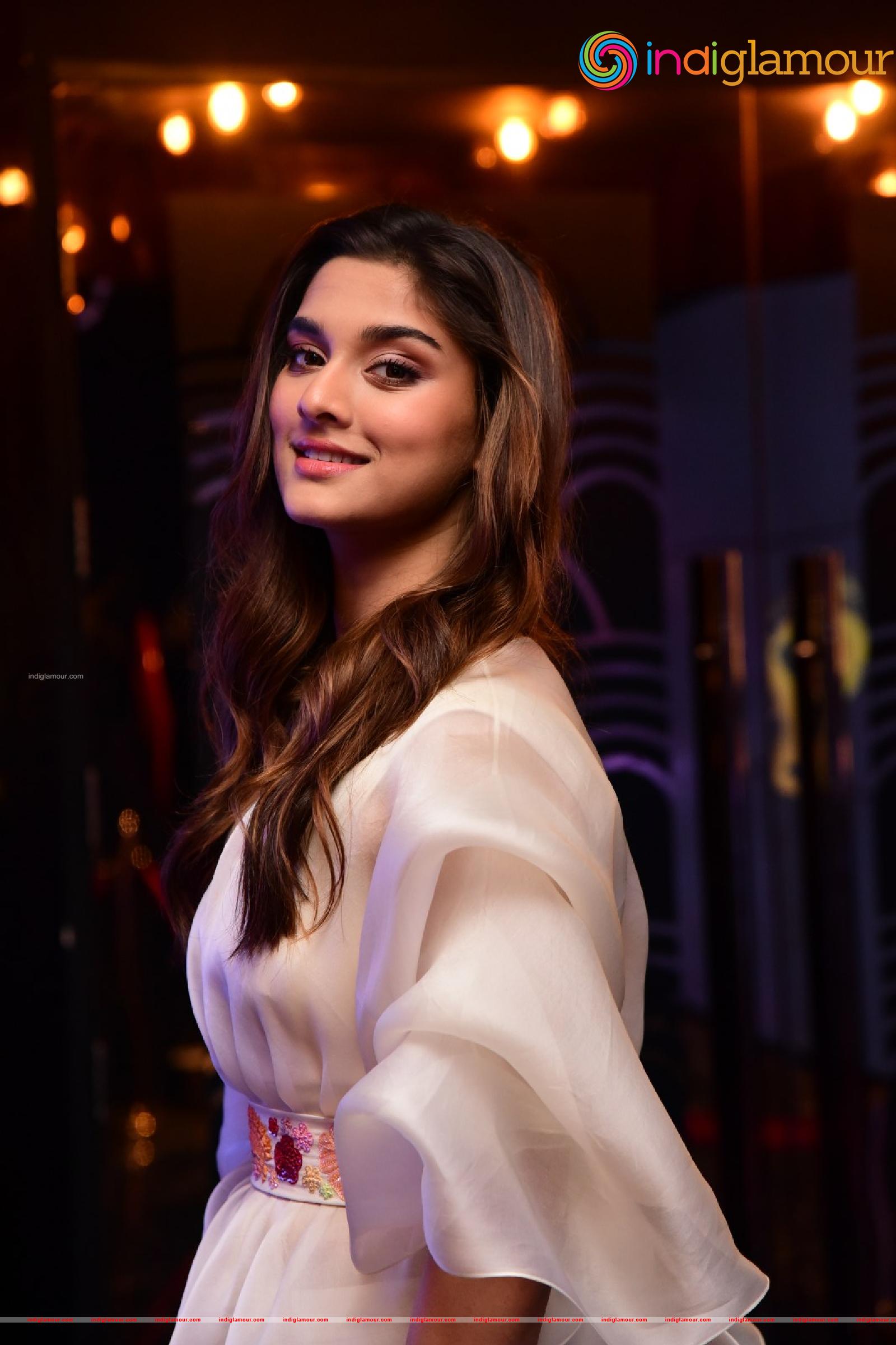 Saiee Manjrekar Actress hd photo