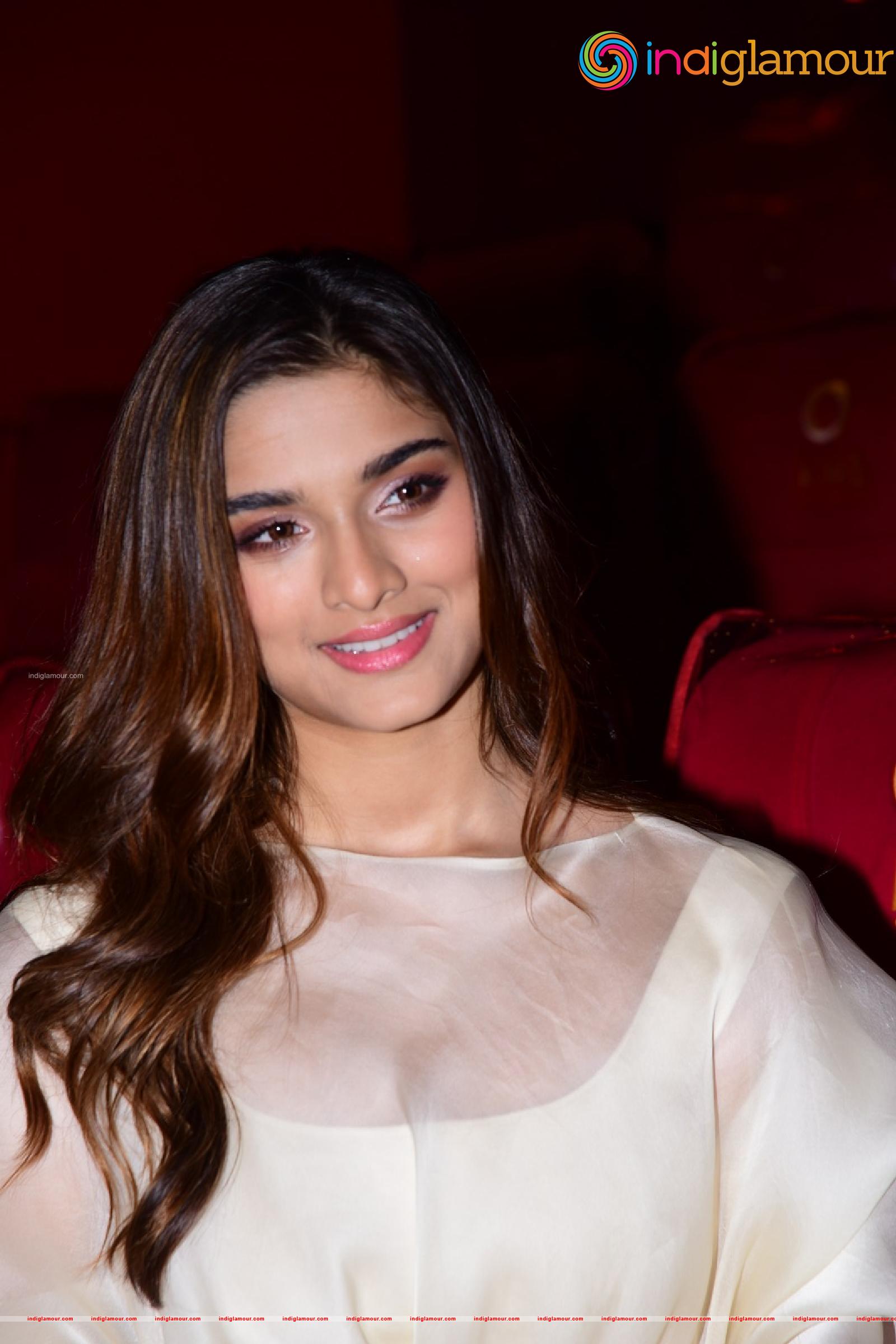 Saiee Manjrekar Actress hd photo