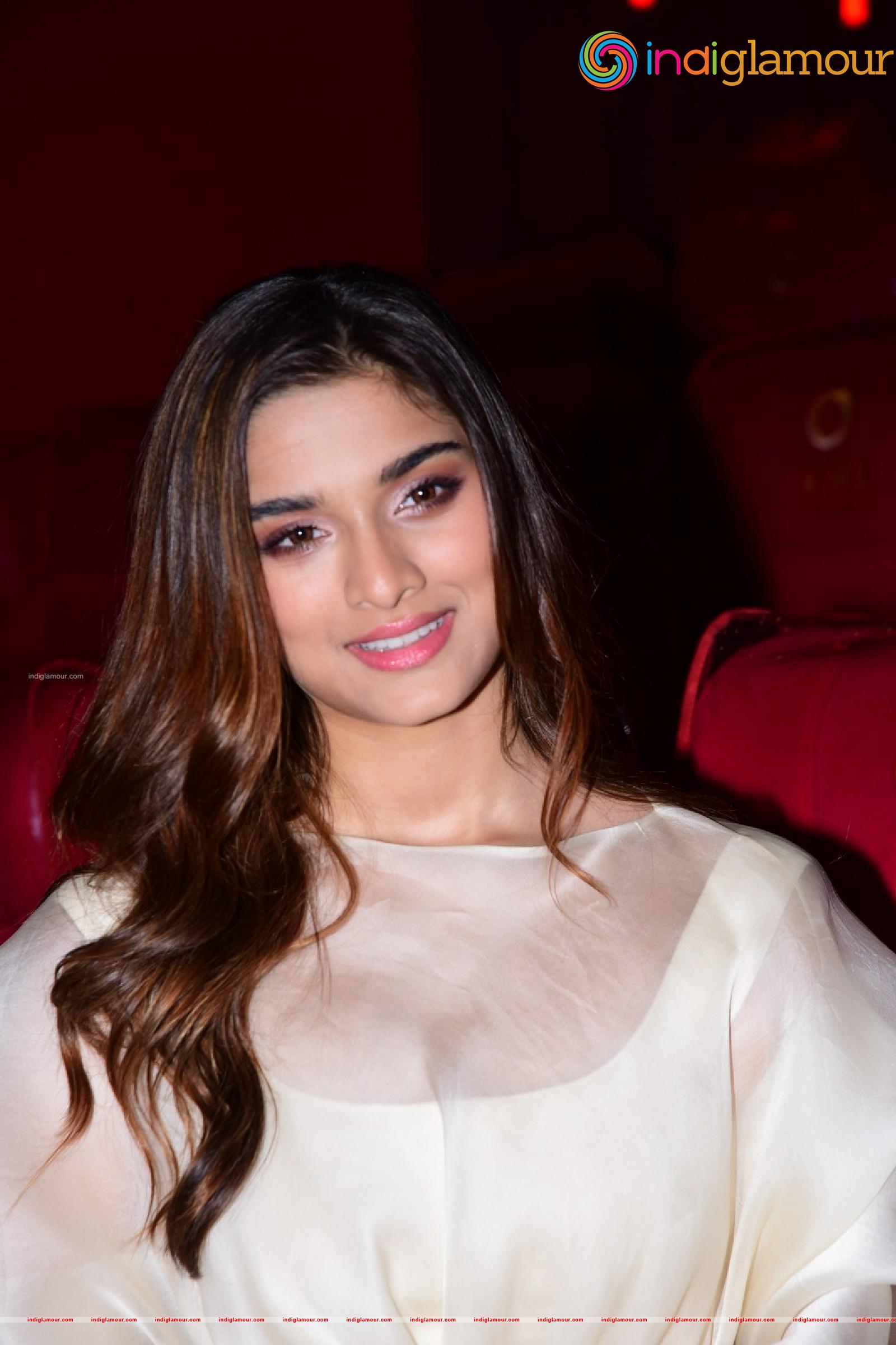 Saiee Manjrekar Actress hd photo