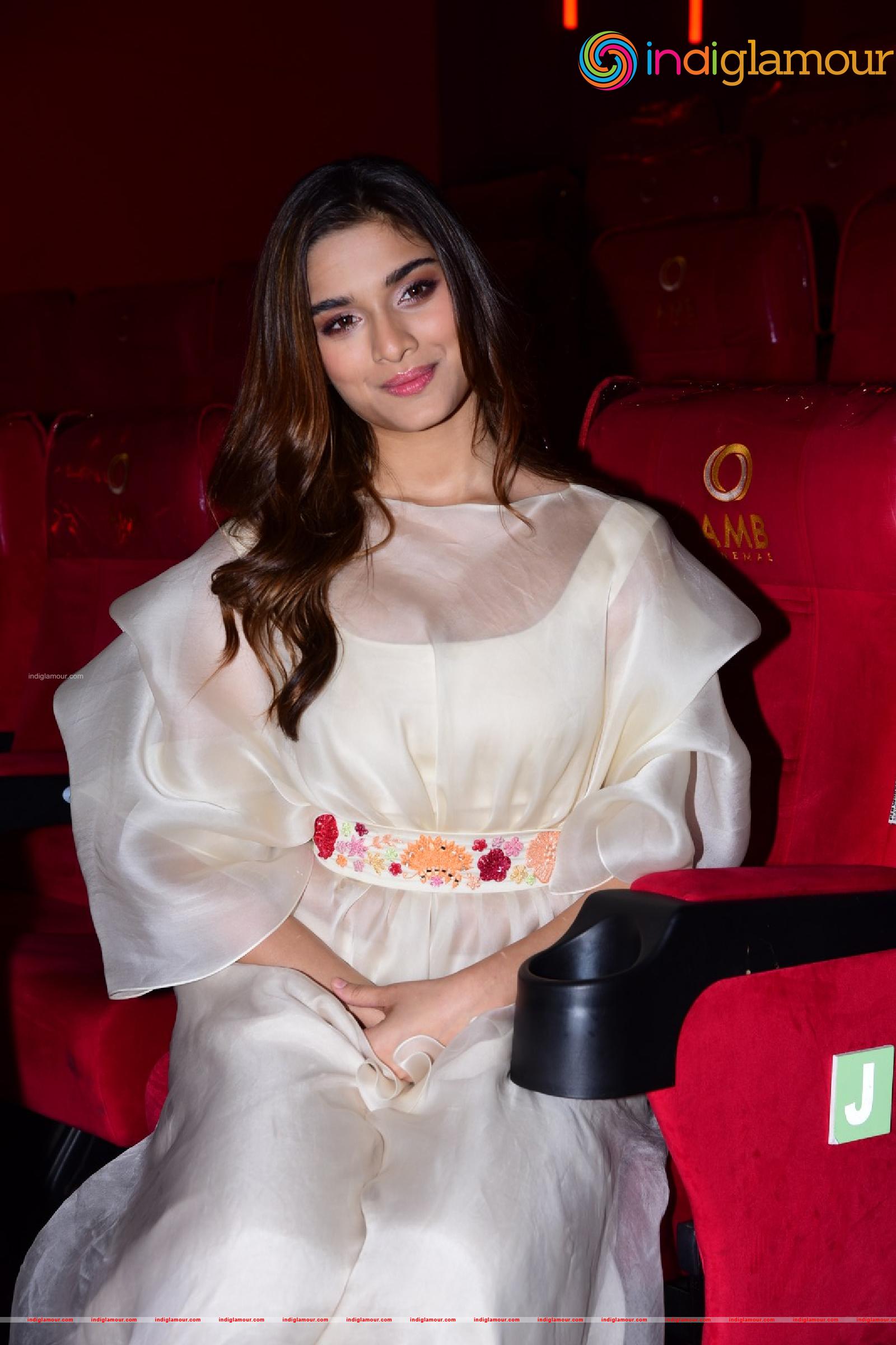 Saiee Manjrekar Actress hd photo