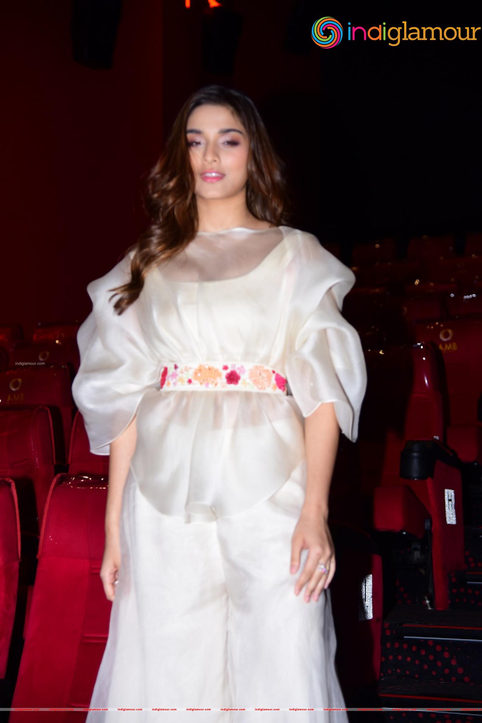Saiee Manjrekar Actress hd photo