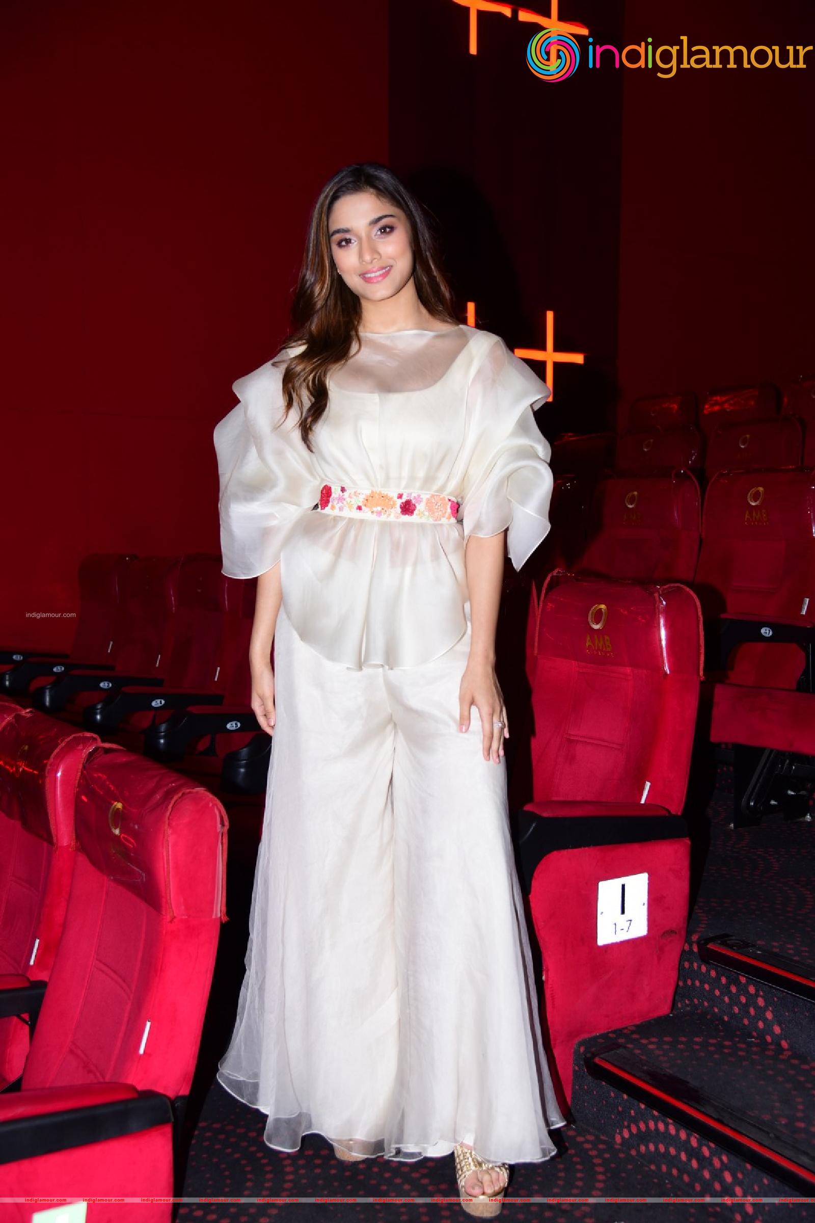 Saiee Manjrekar Actress hd photo