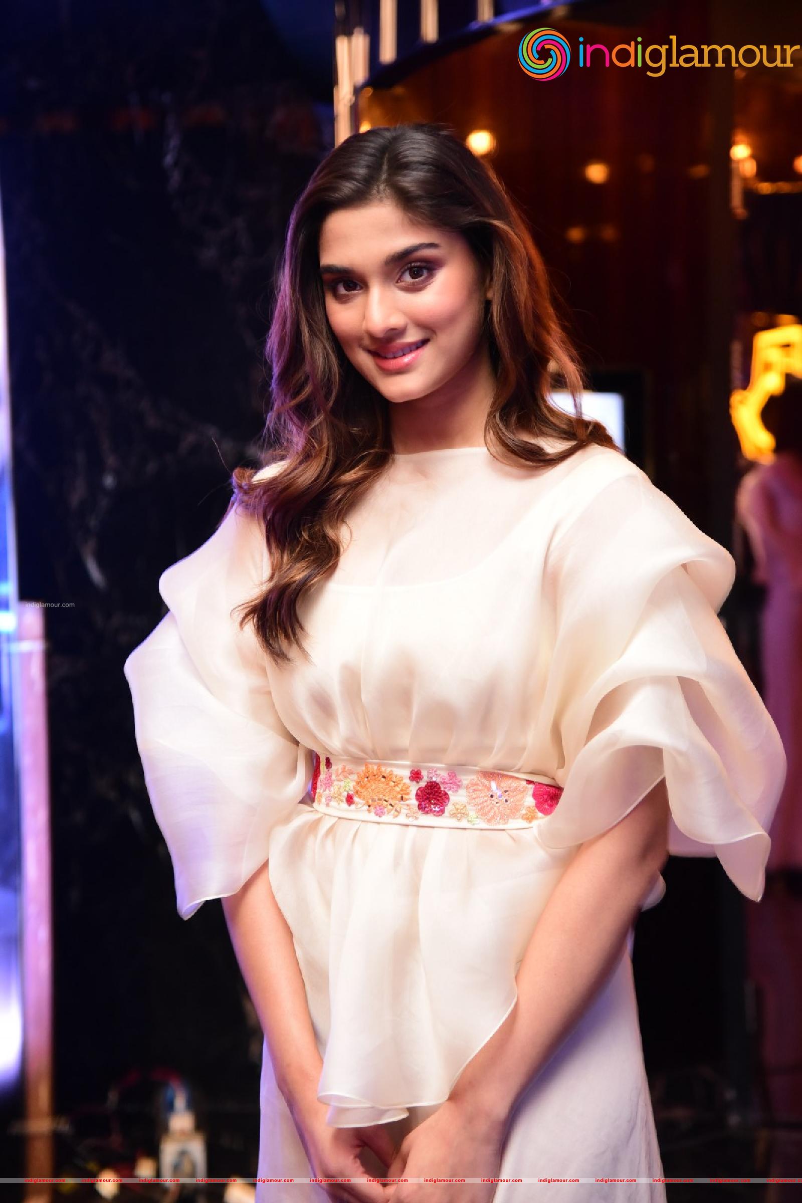 Saiee Manjrekar Actress hd photo