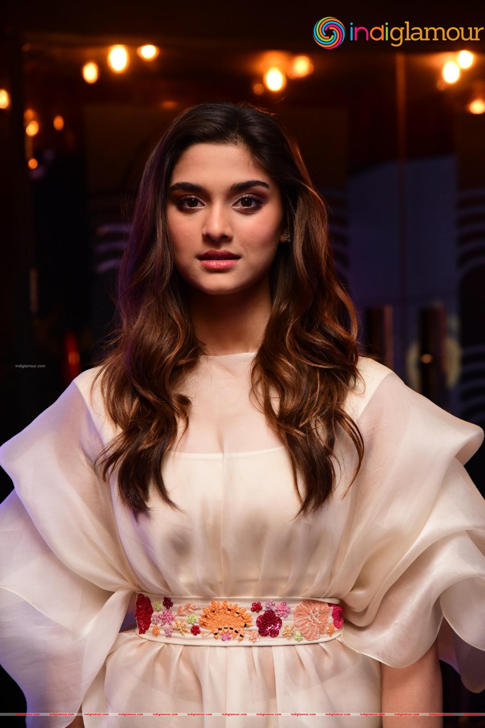 Saiee Manjrekar Actress hd photo