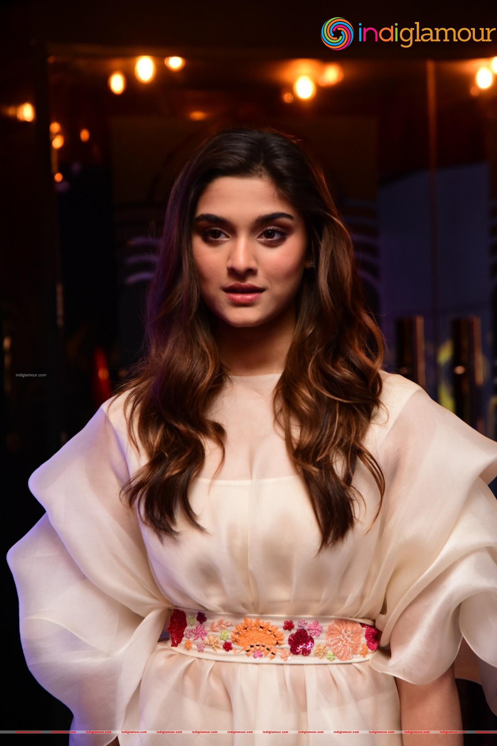 Saiee Manjrekar Actress hd photo
