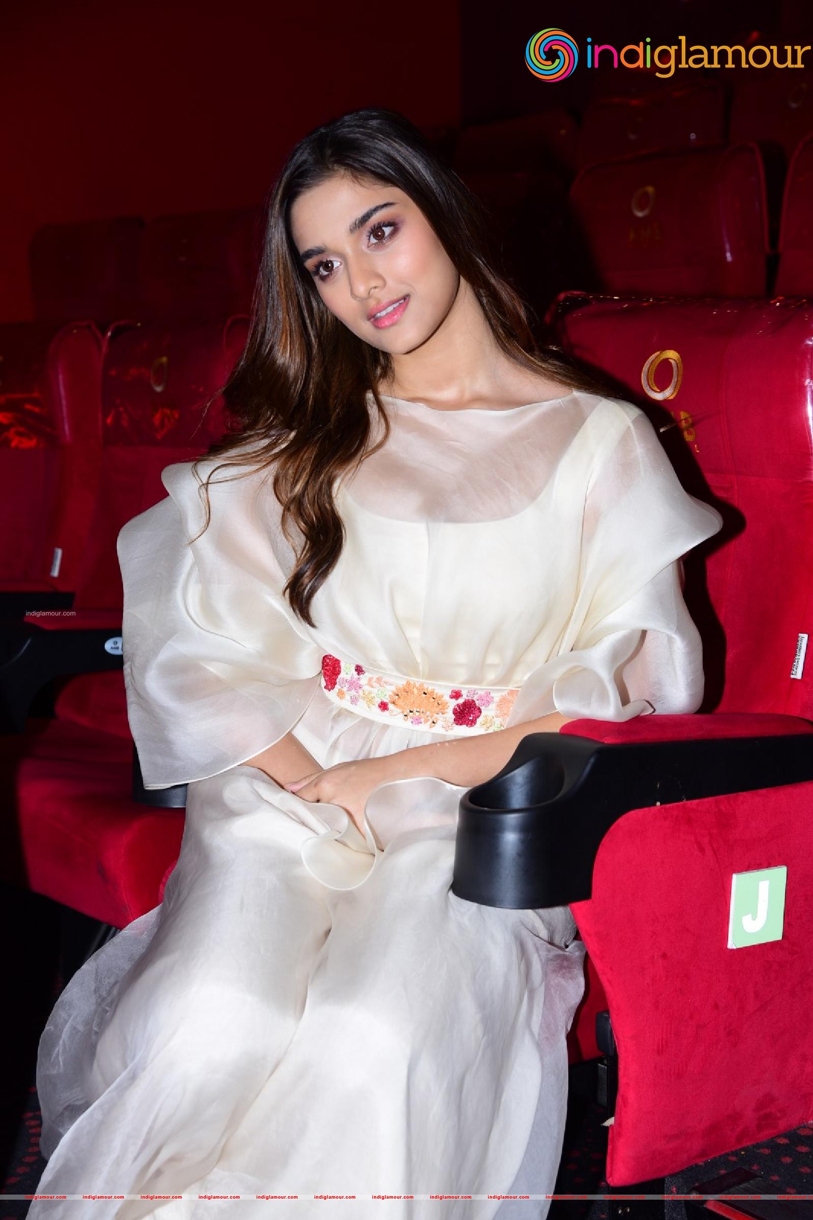 Saiee Manjrekar Actress hd photo