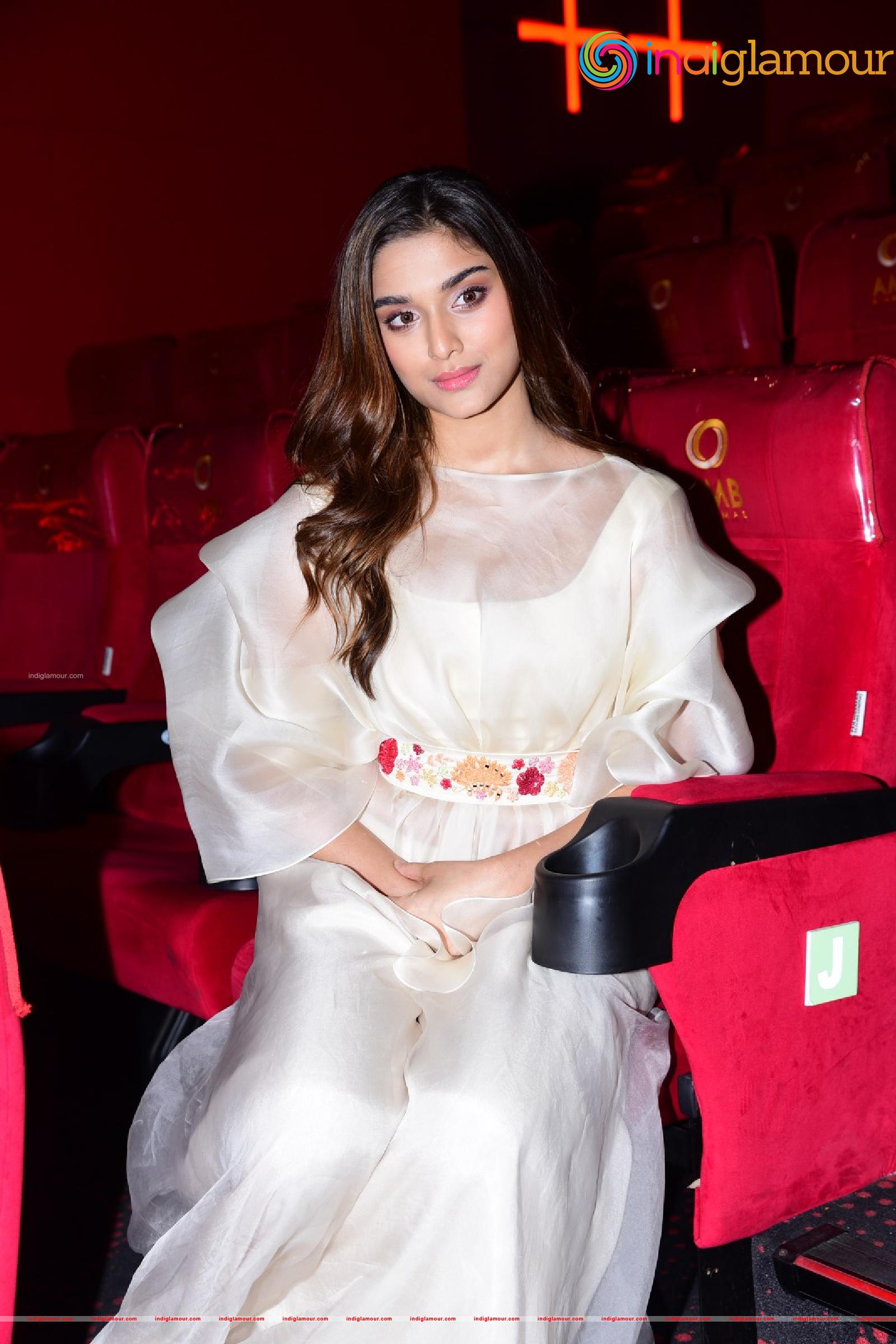 Saiee Manjrekar Actress hd photo