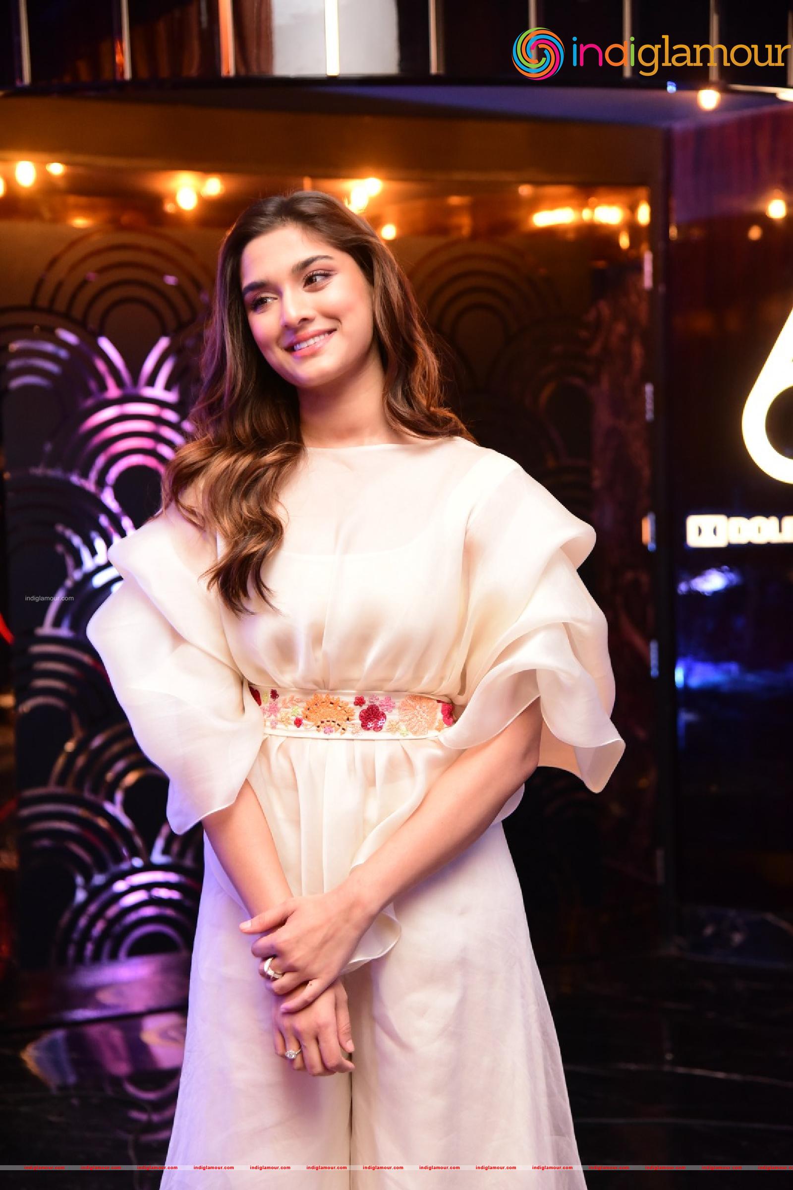 Saiee Manjrekar Actress hd photo