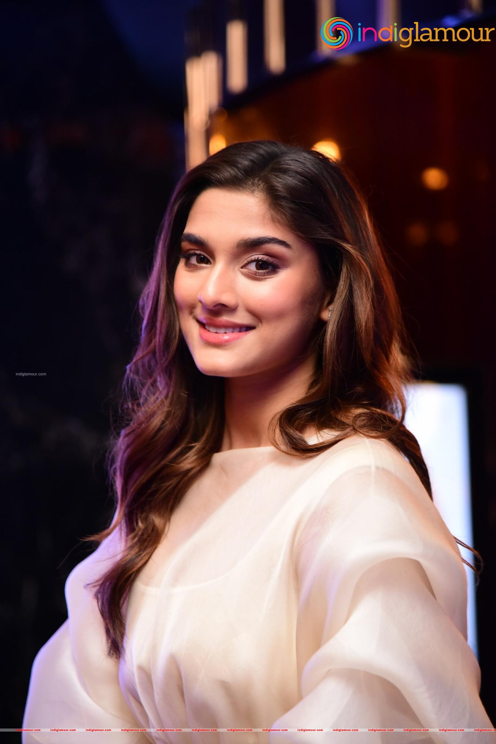Saiee Manjrekar Actress hd photo