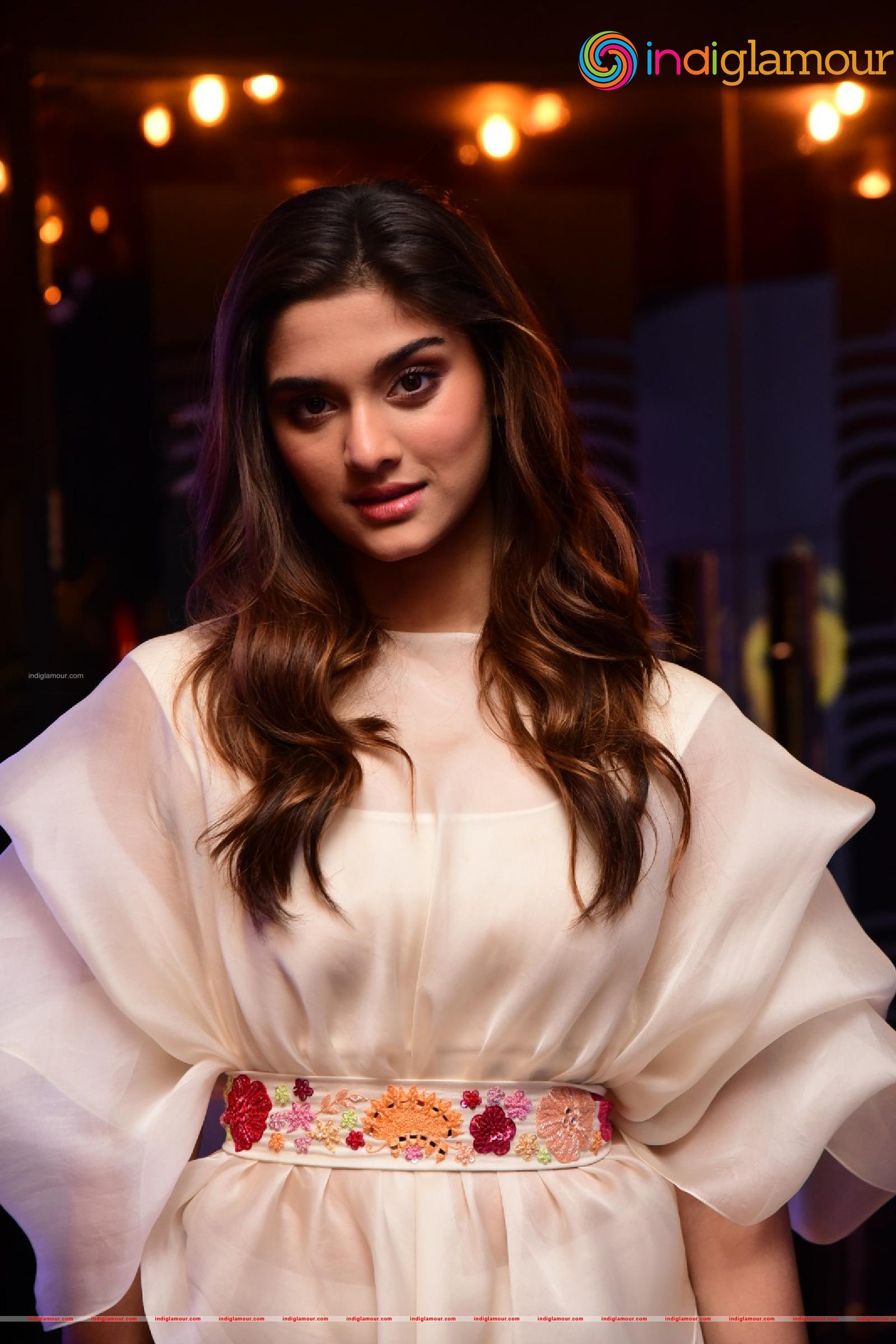 Saiee Manjrekar Actress hd photo