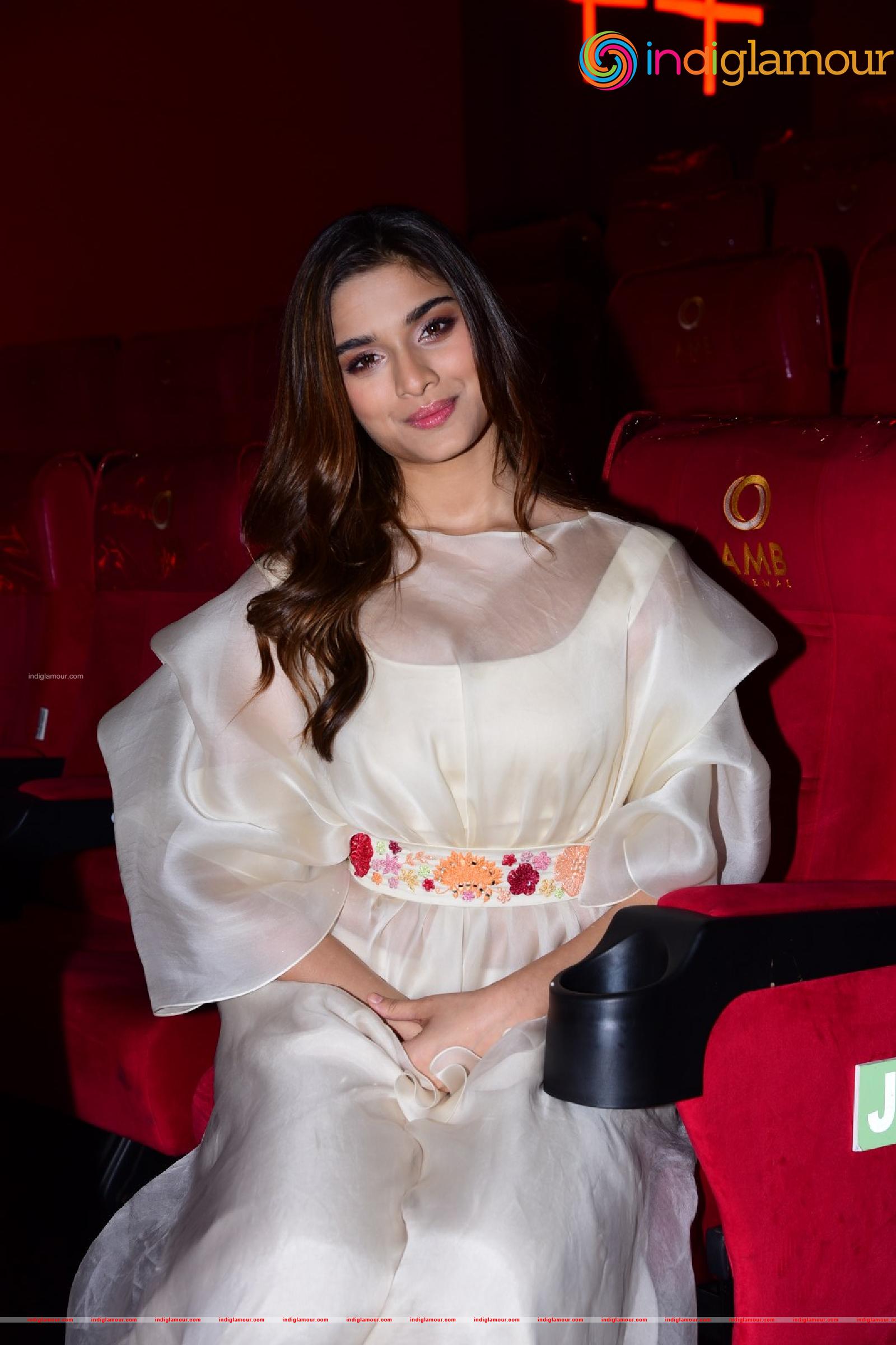 Saiee Manjrekar Actress hd photo