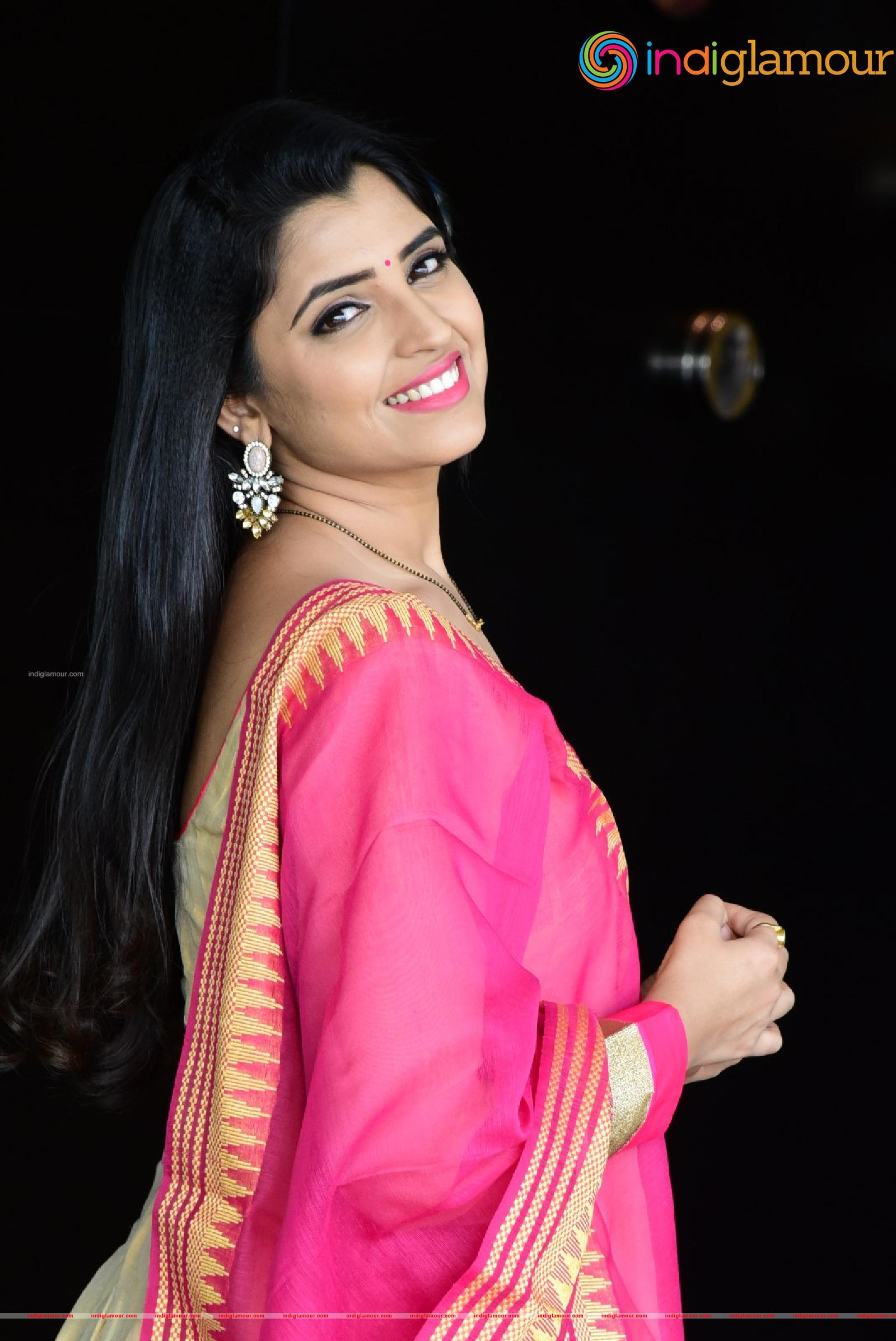 Syamala Actress hd photo
