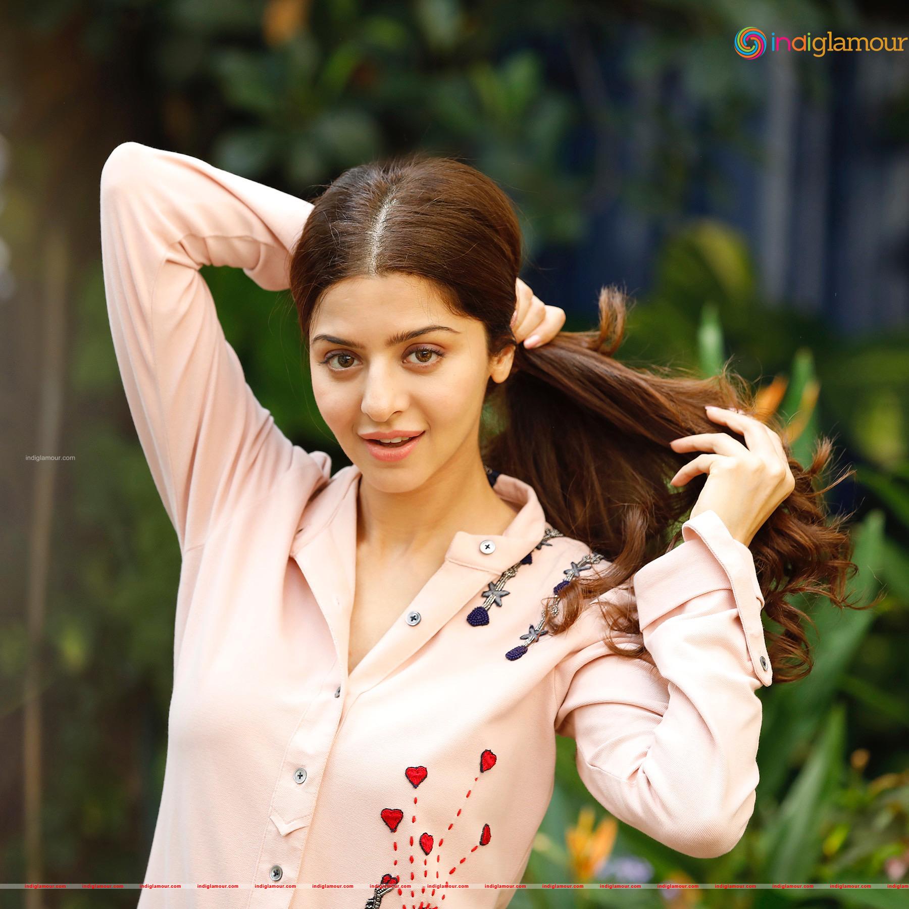 Vedhika Actress hd photo