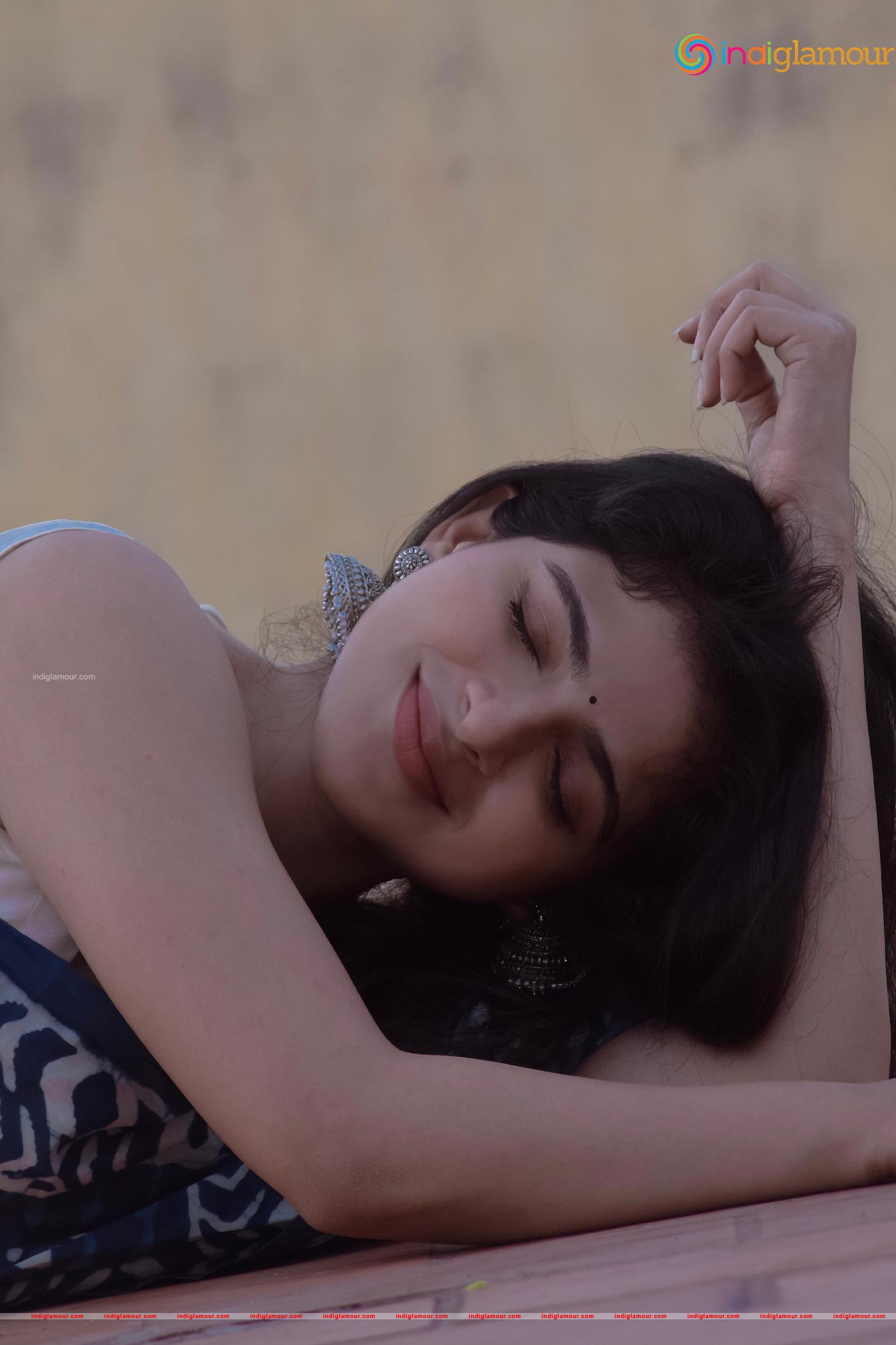 Iswarya Menon Actress hd photo