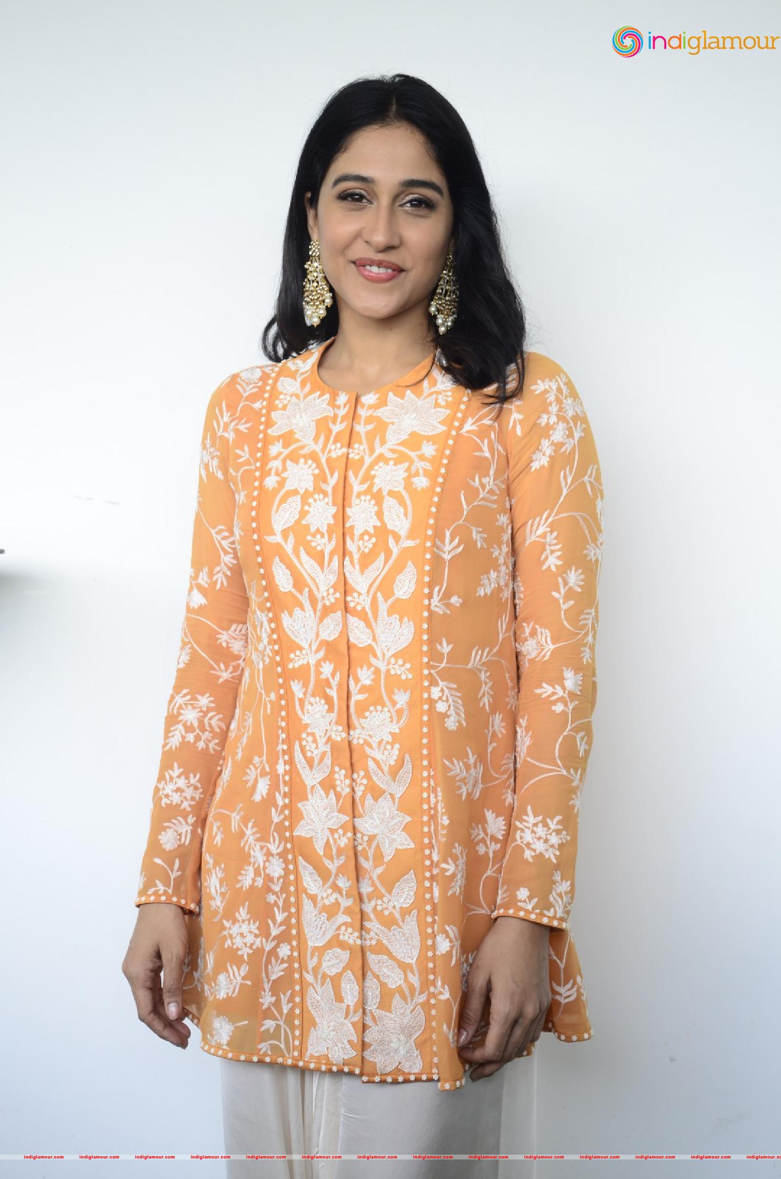Regina Cassandra Actress hd photo