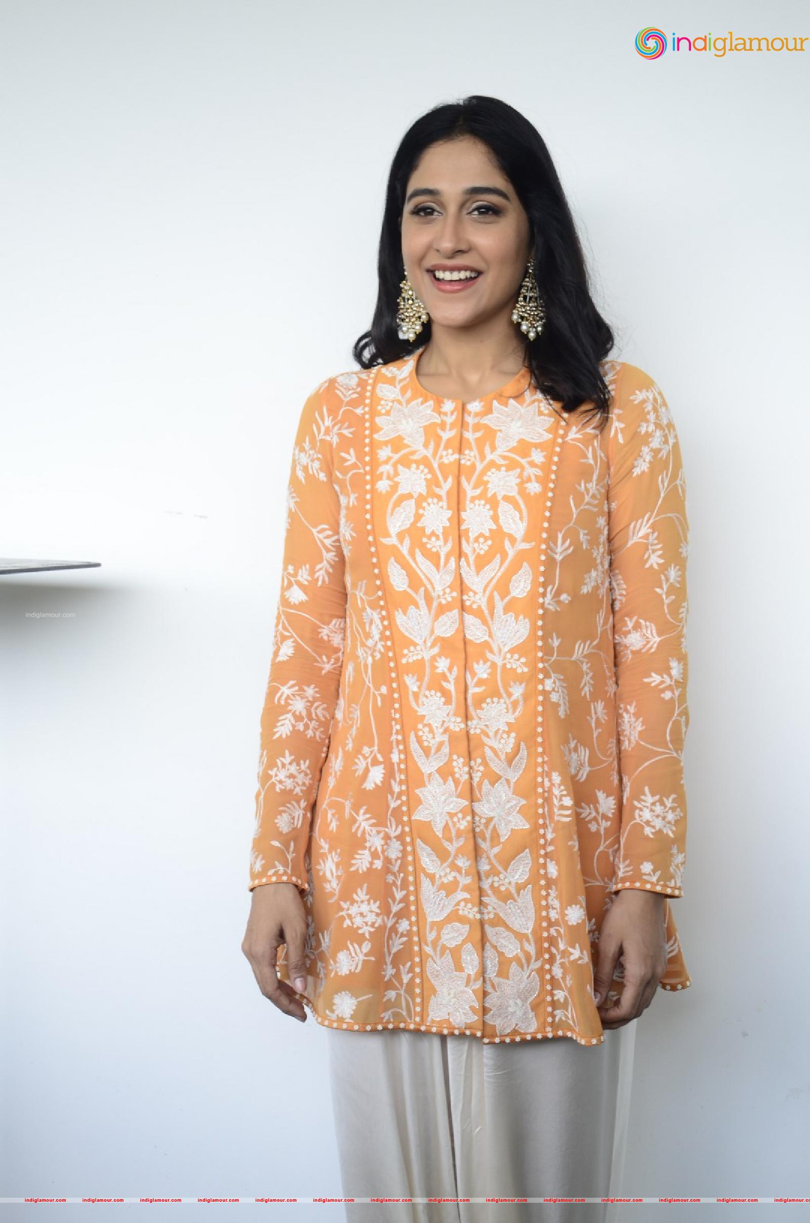 Regina Cassandra Actress hd photo