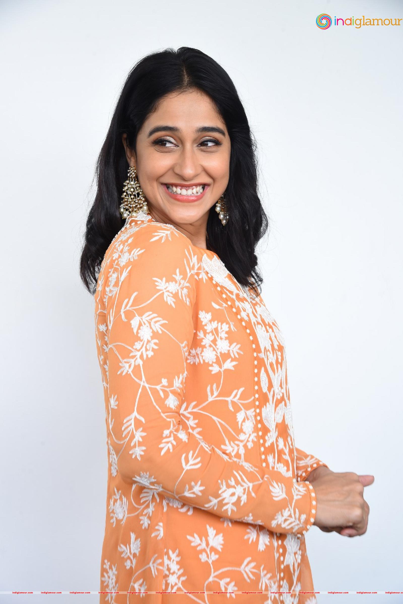 Regina Cassandra Actress hd photo