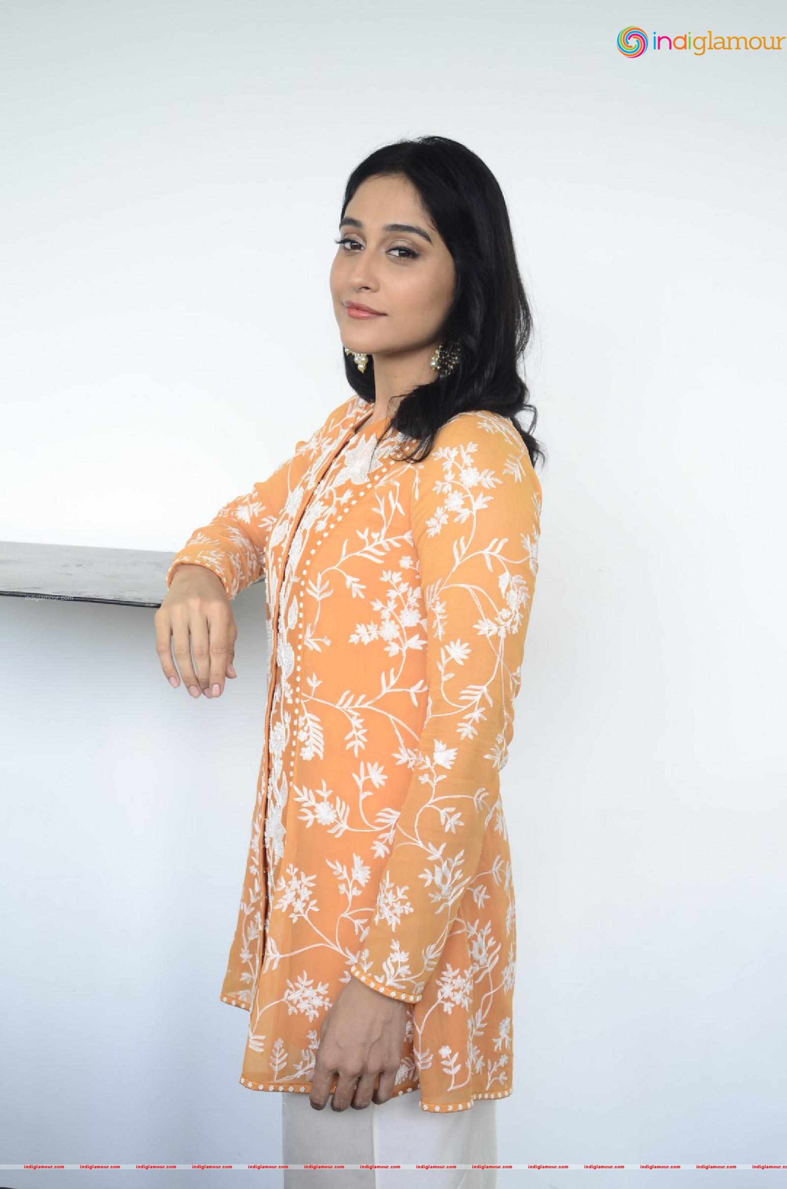 Regina Cassandra Actress hd photo