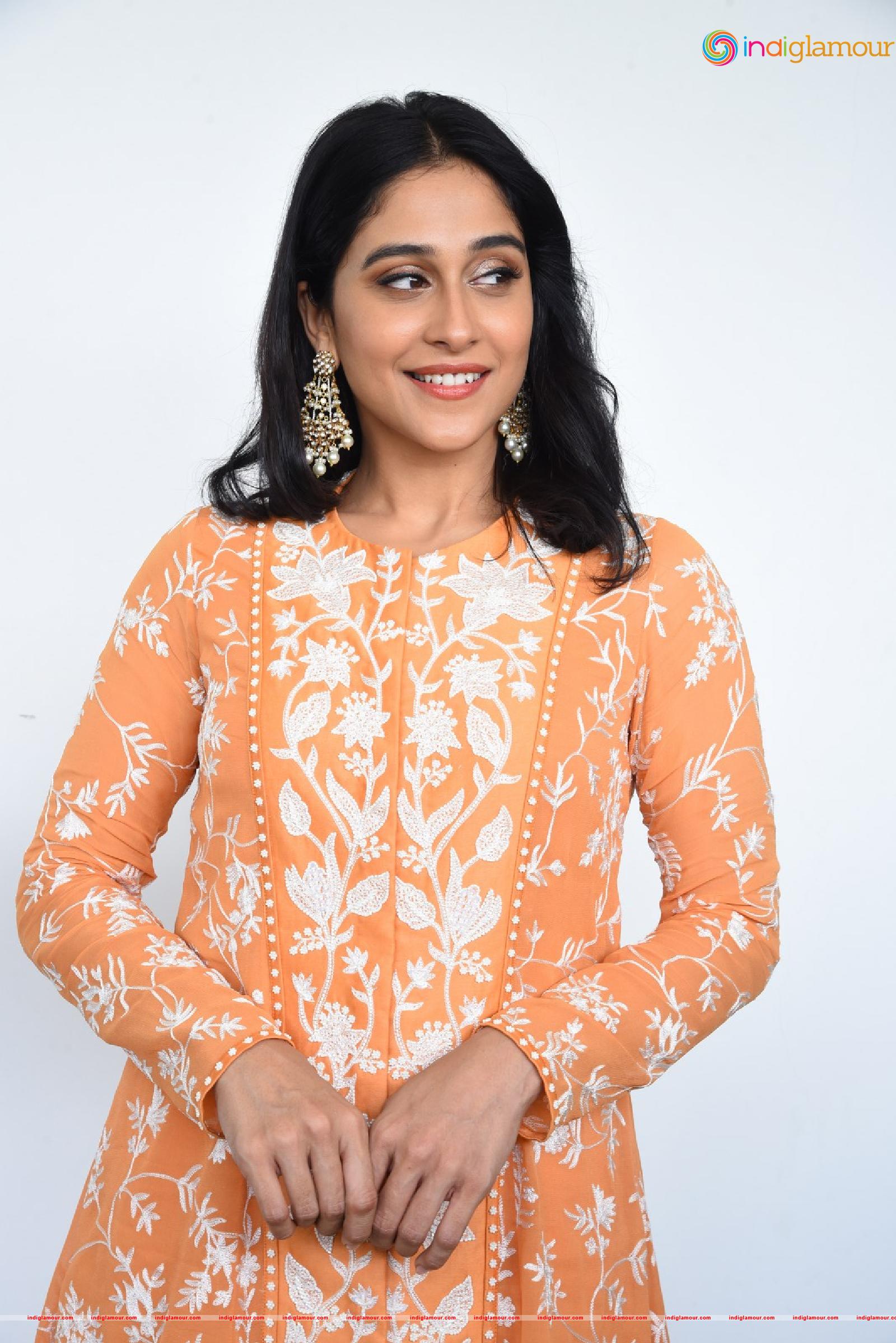 Regina Cassandra Actress hd photo