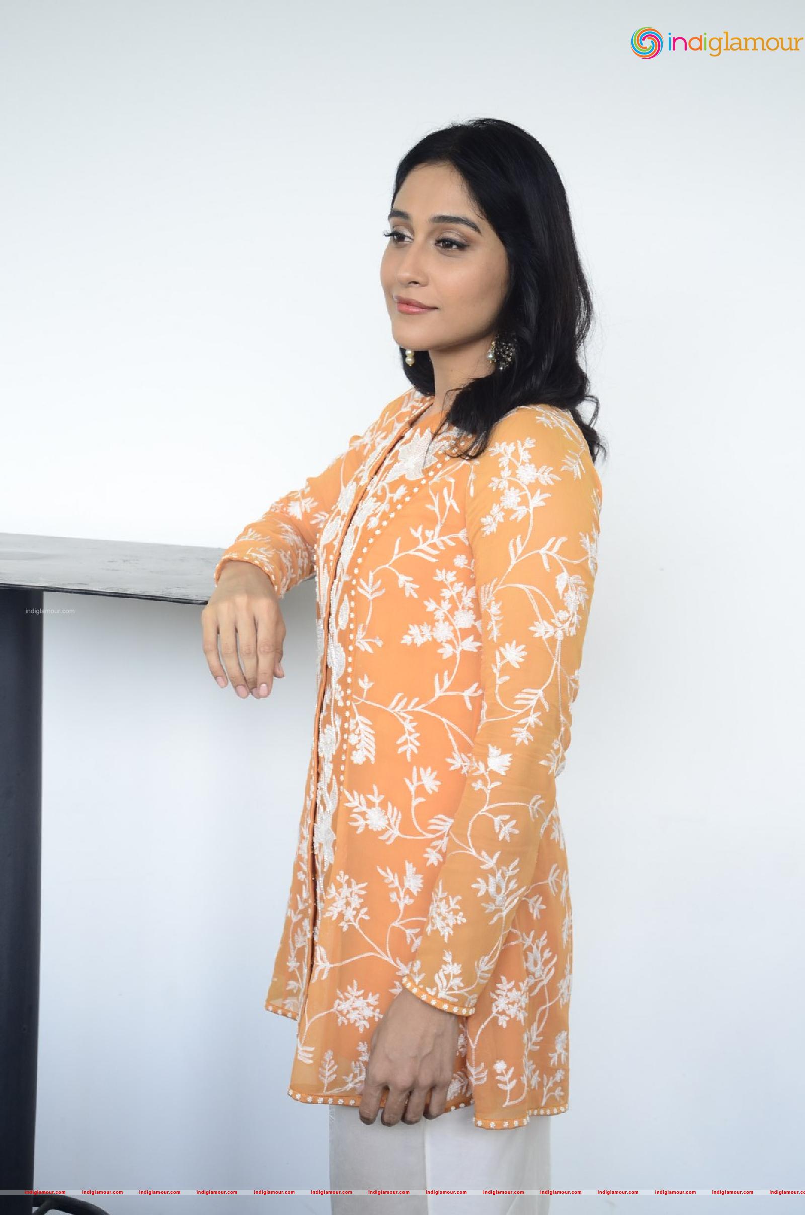 Regina Cassandra Actress hd photo