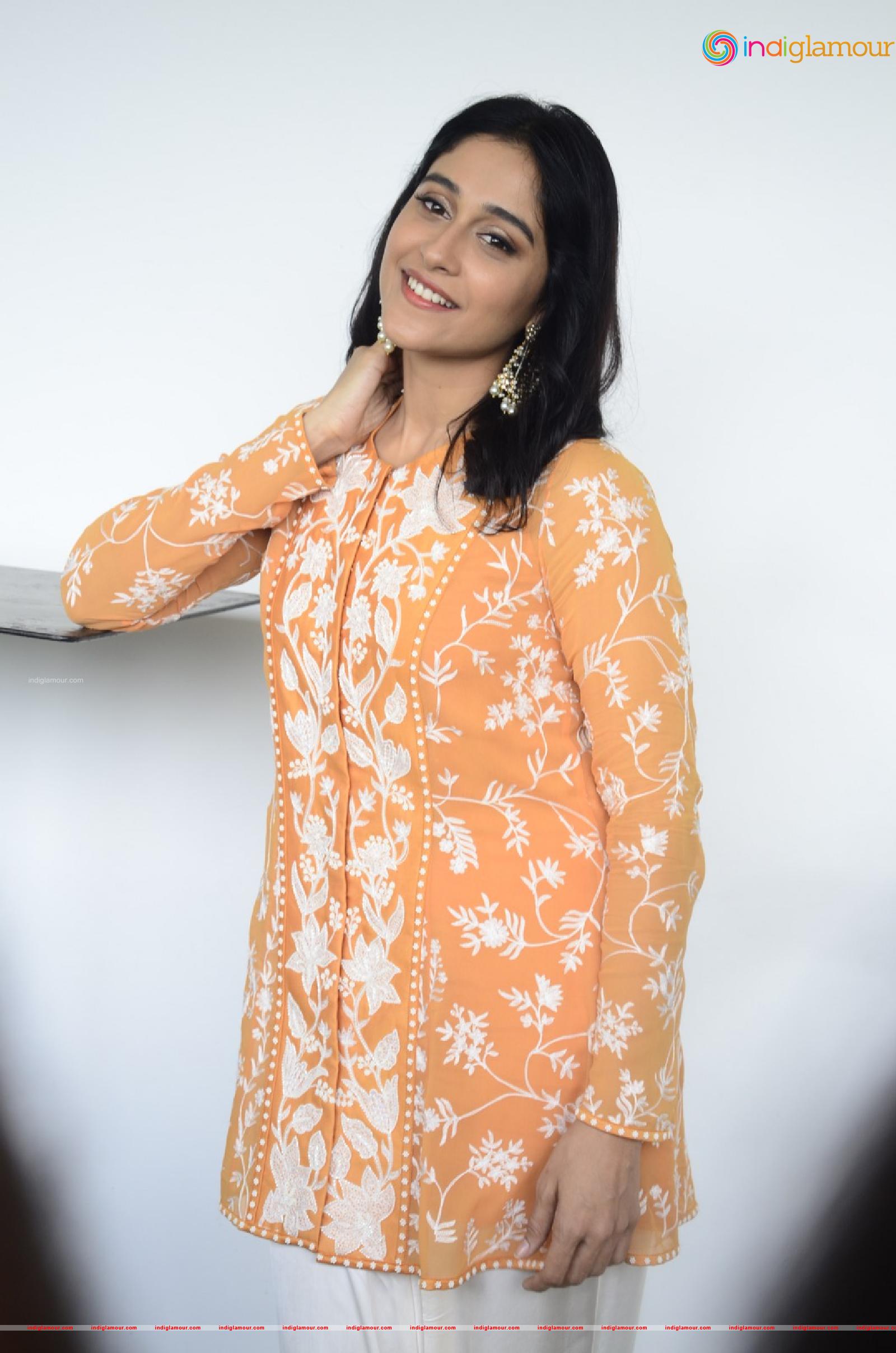 Regina Cassandra Actress hd photo