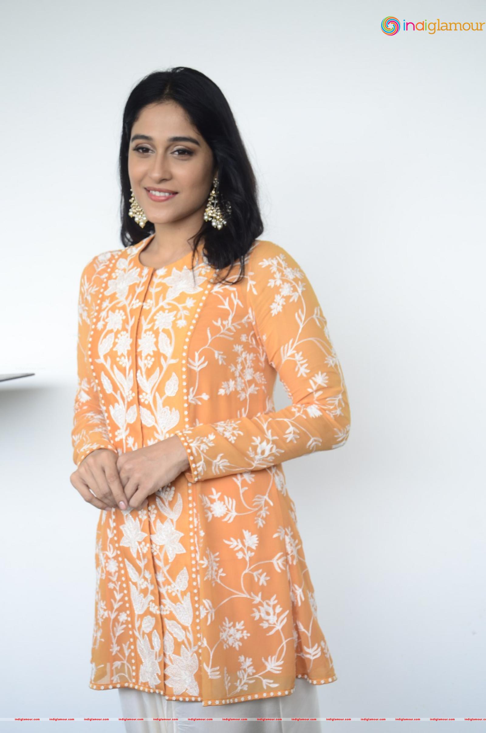 Regina Cassandra Actress hd photo