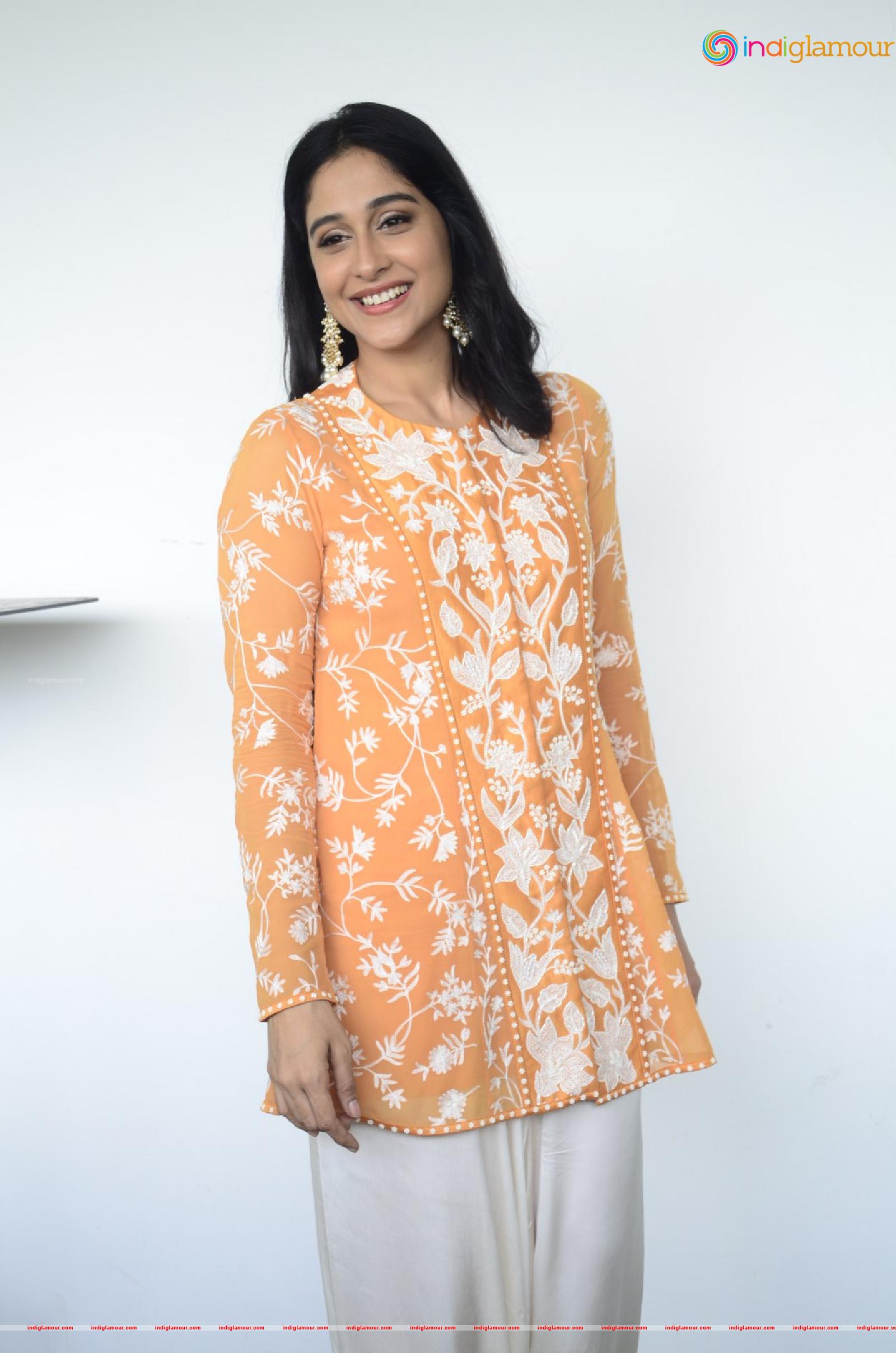 Regina Cassandra Actress hd photo