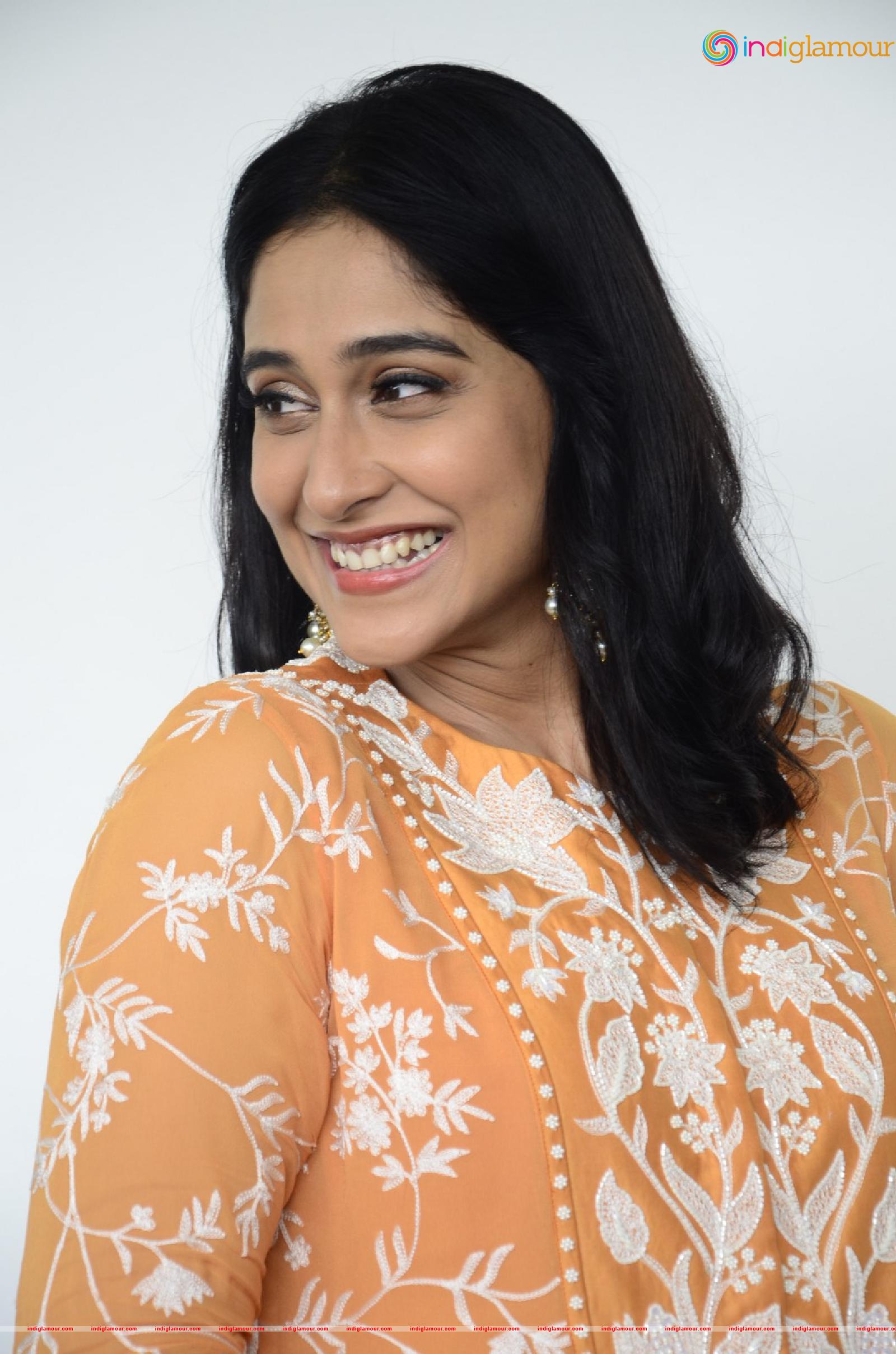 Regina Cassandra Actress hd photo