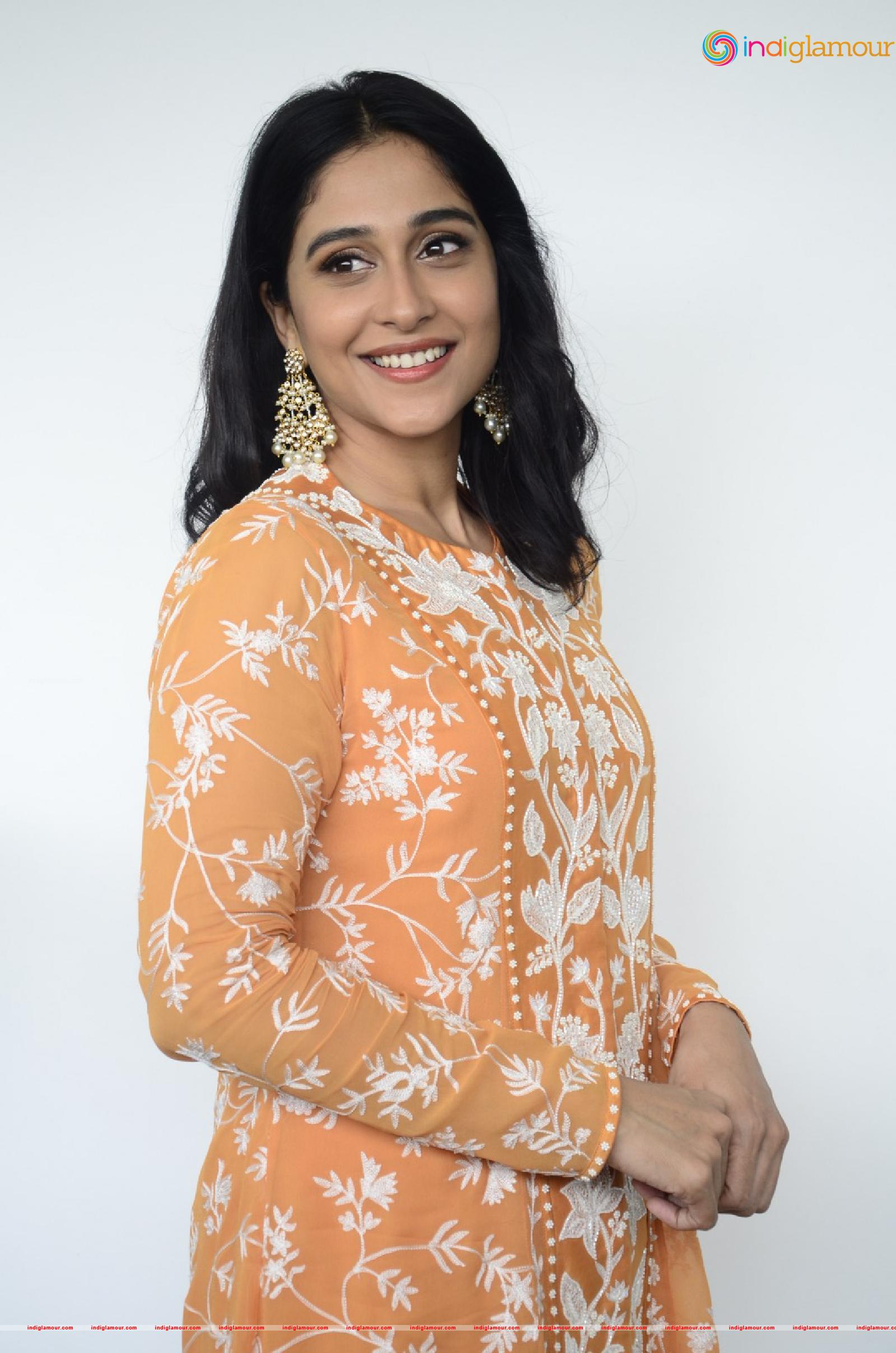 Regina Cassandra Actress hd photo