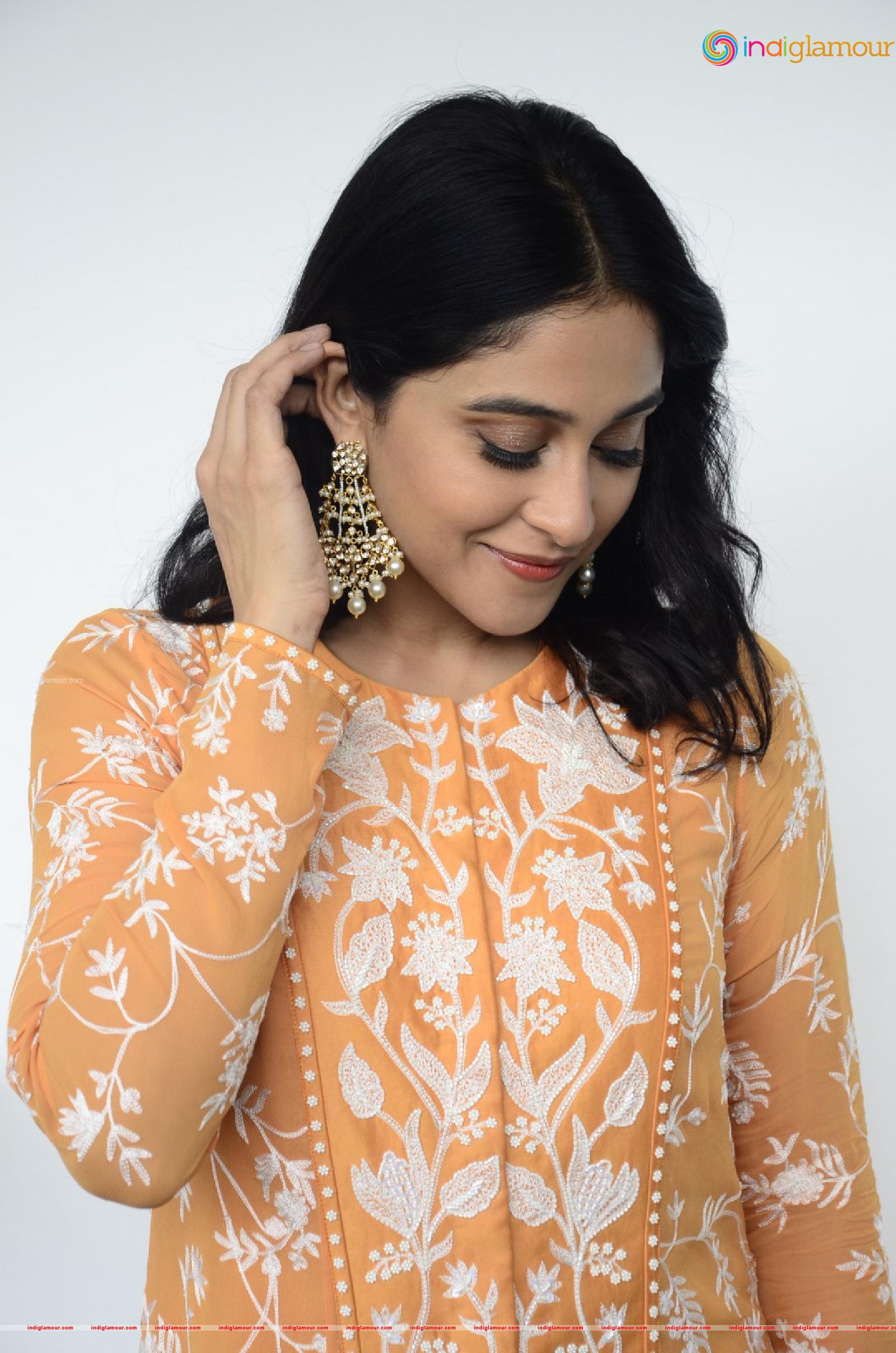 Regina Cassandra Actress hd photo