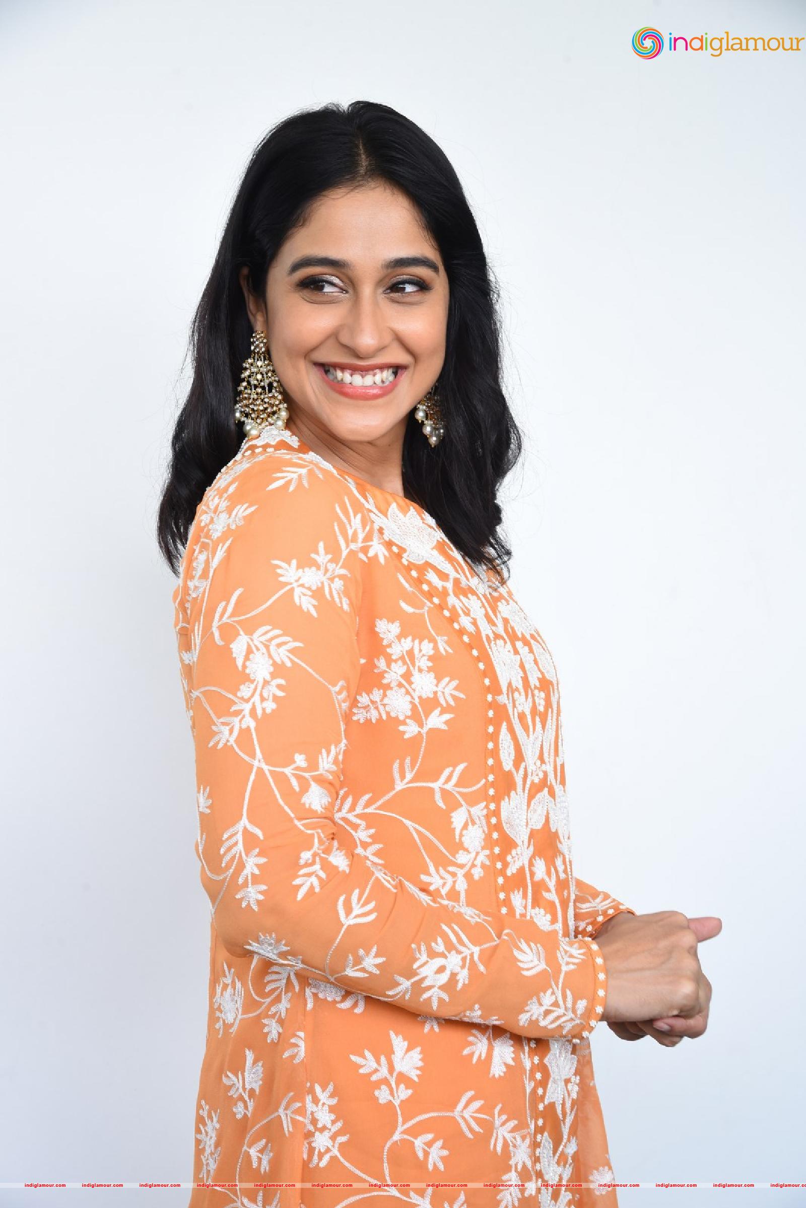 Regina Cassandra Actress hd photo