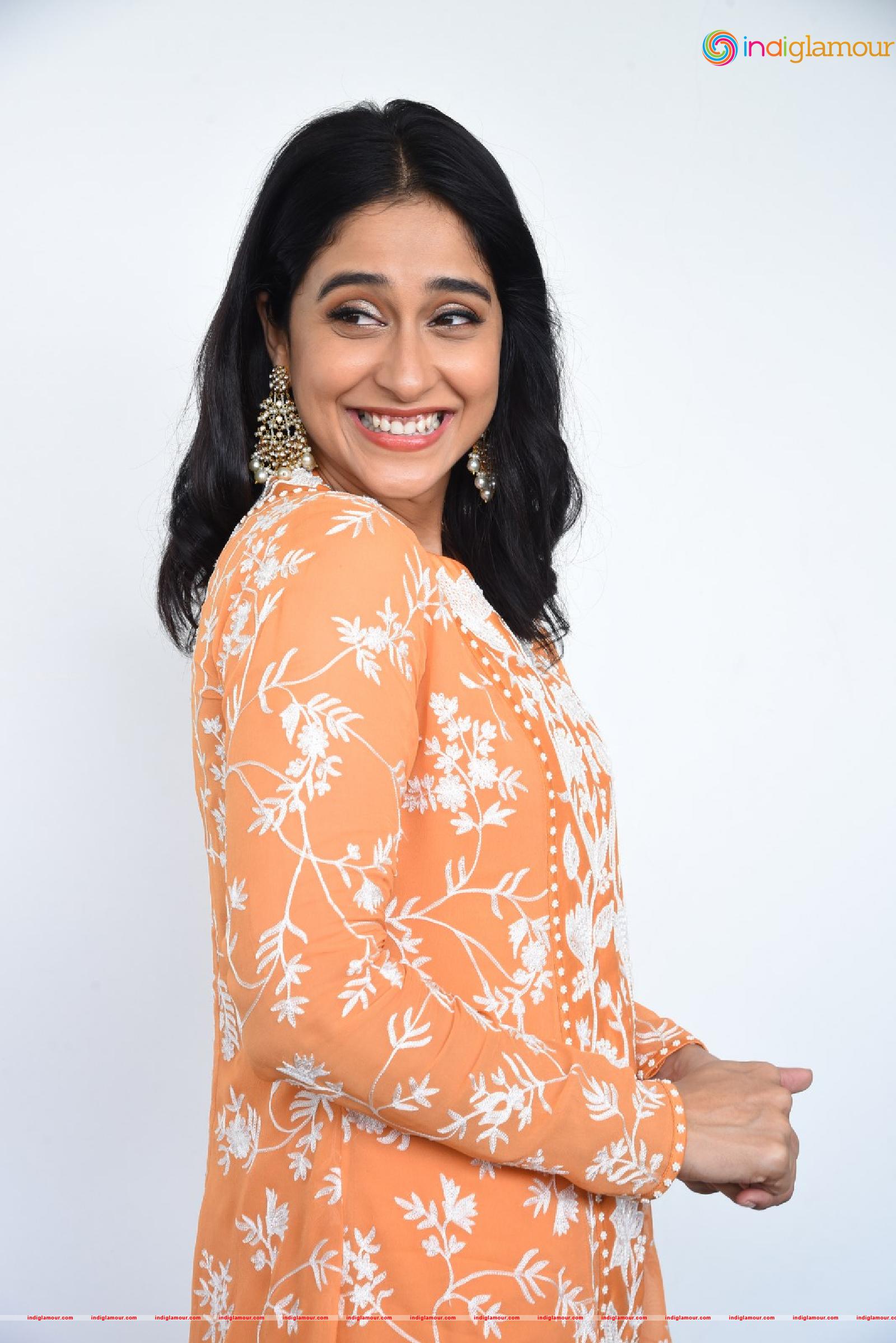 Regina Cassandra Actress hd photo