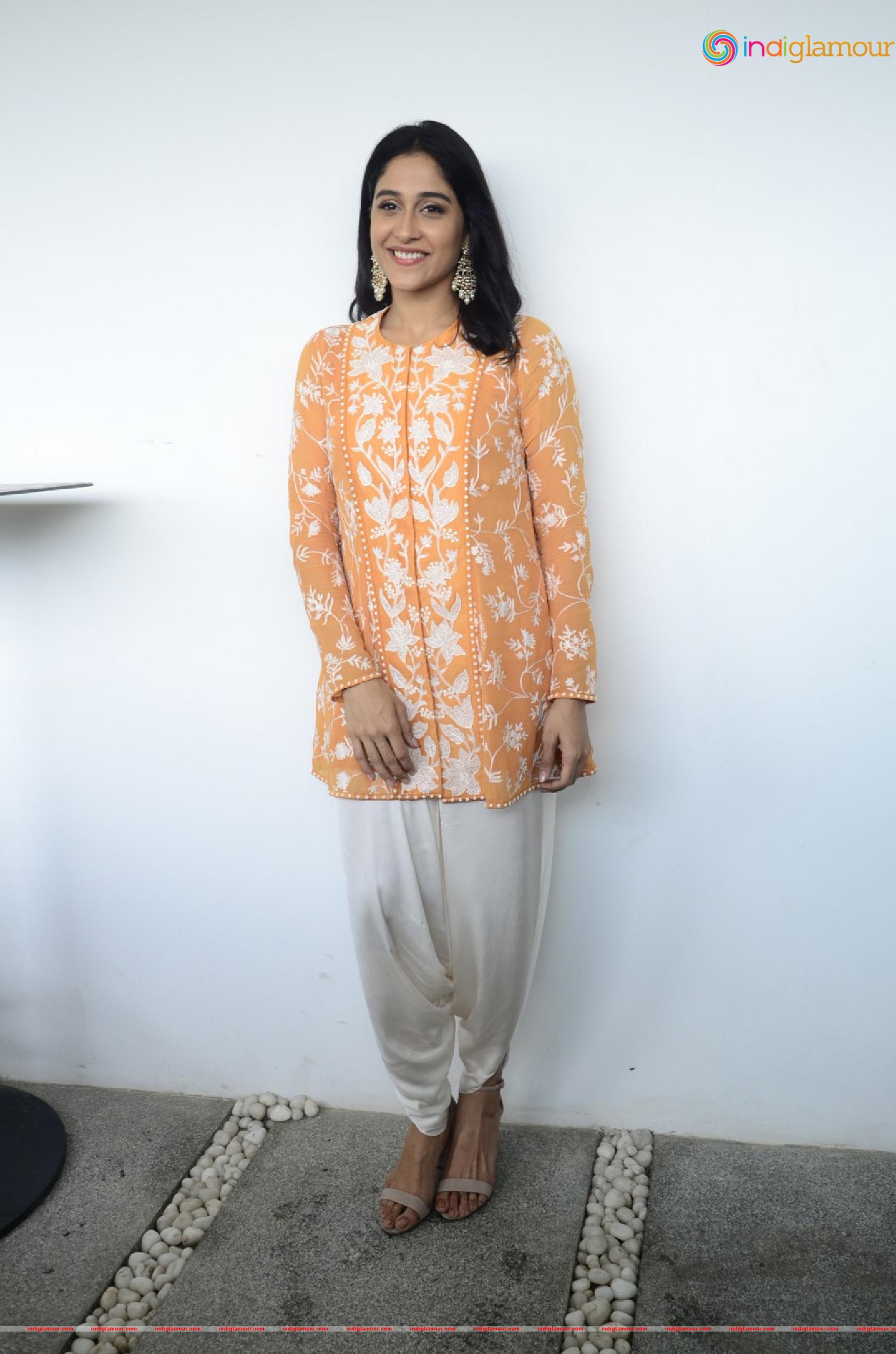 Regina Cassandra Actress hd photo