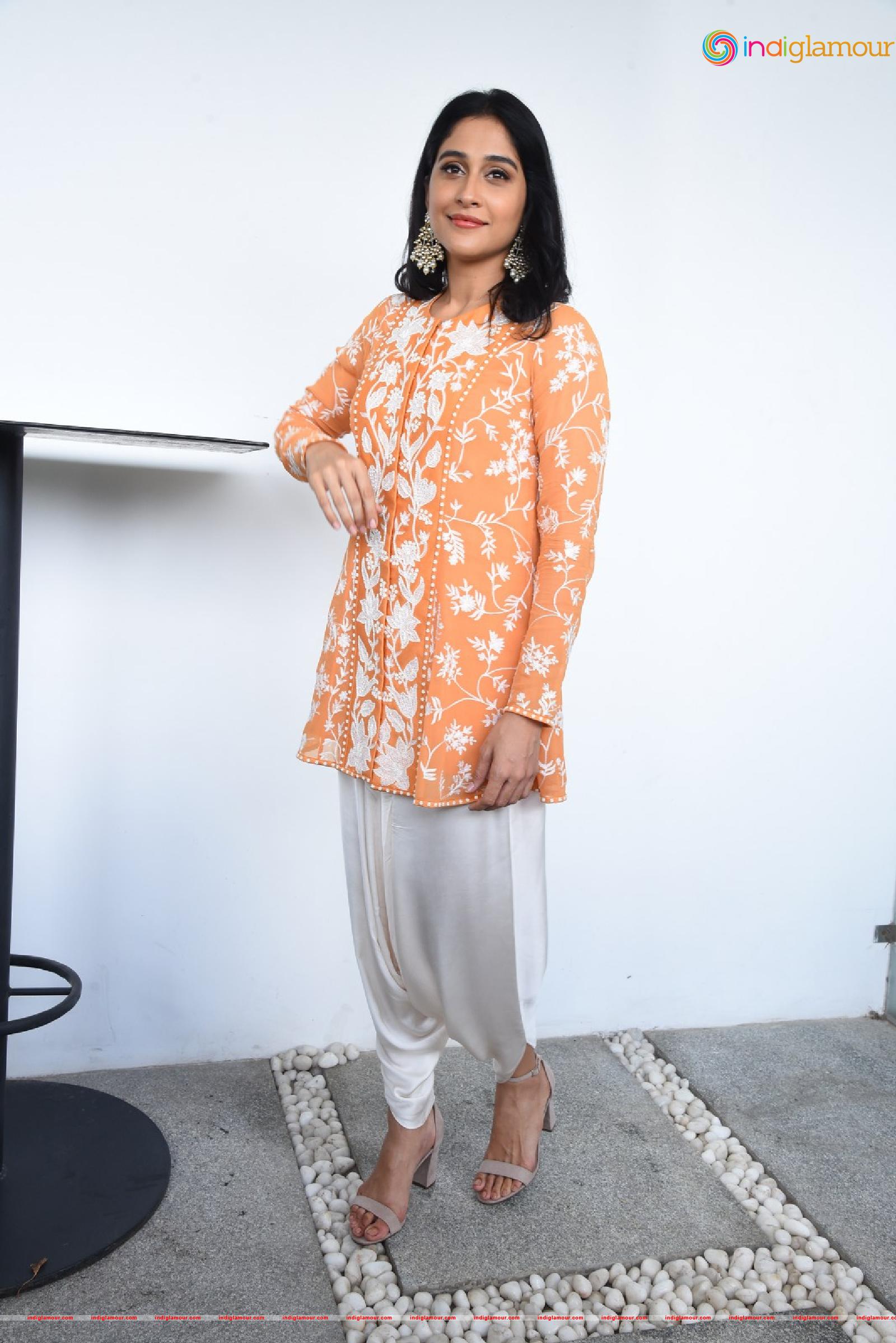 Regina Cassandra Actress hd photo