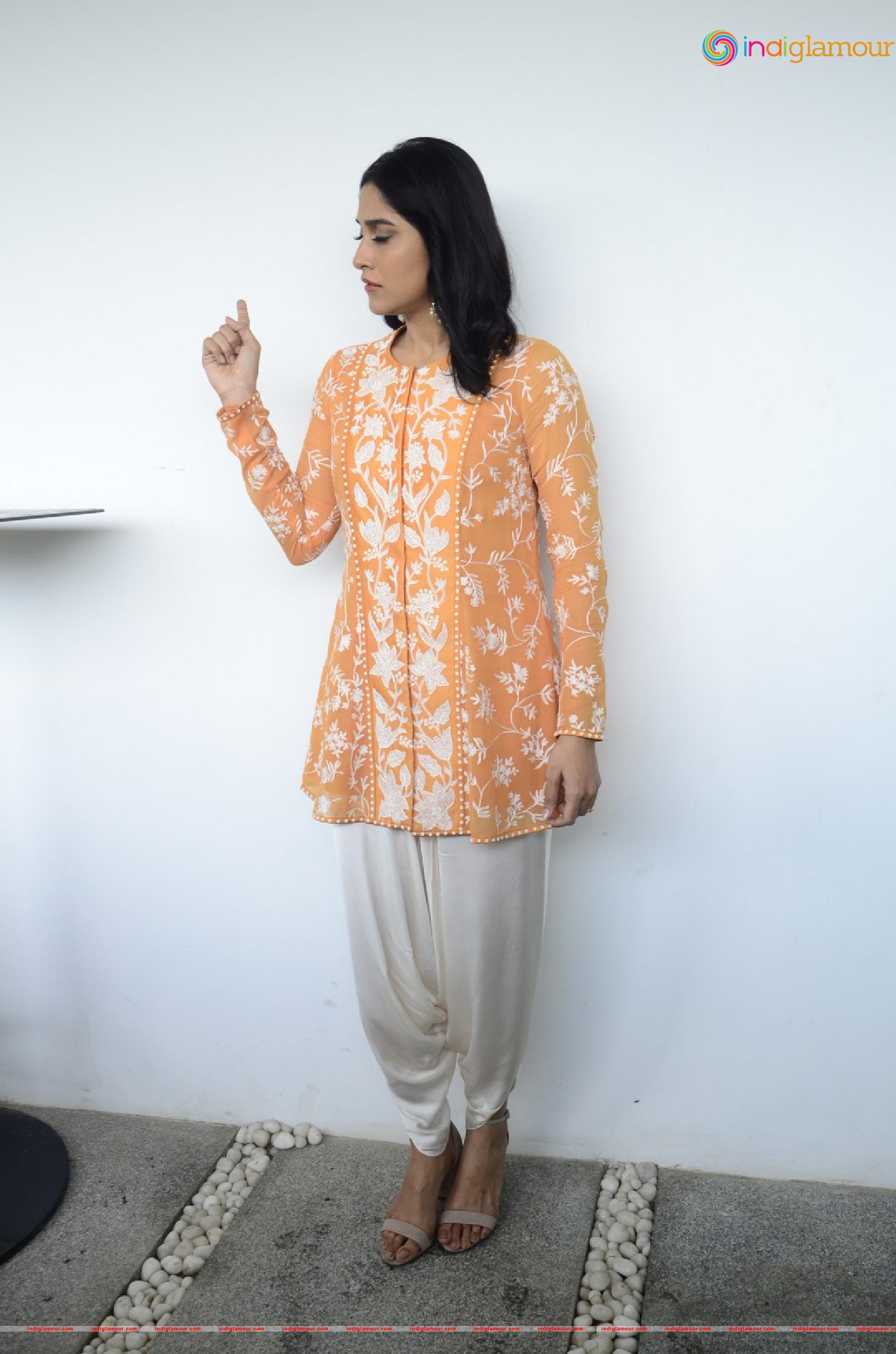 Regina Cassandra Actress hd photo
