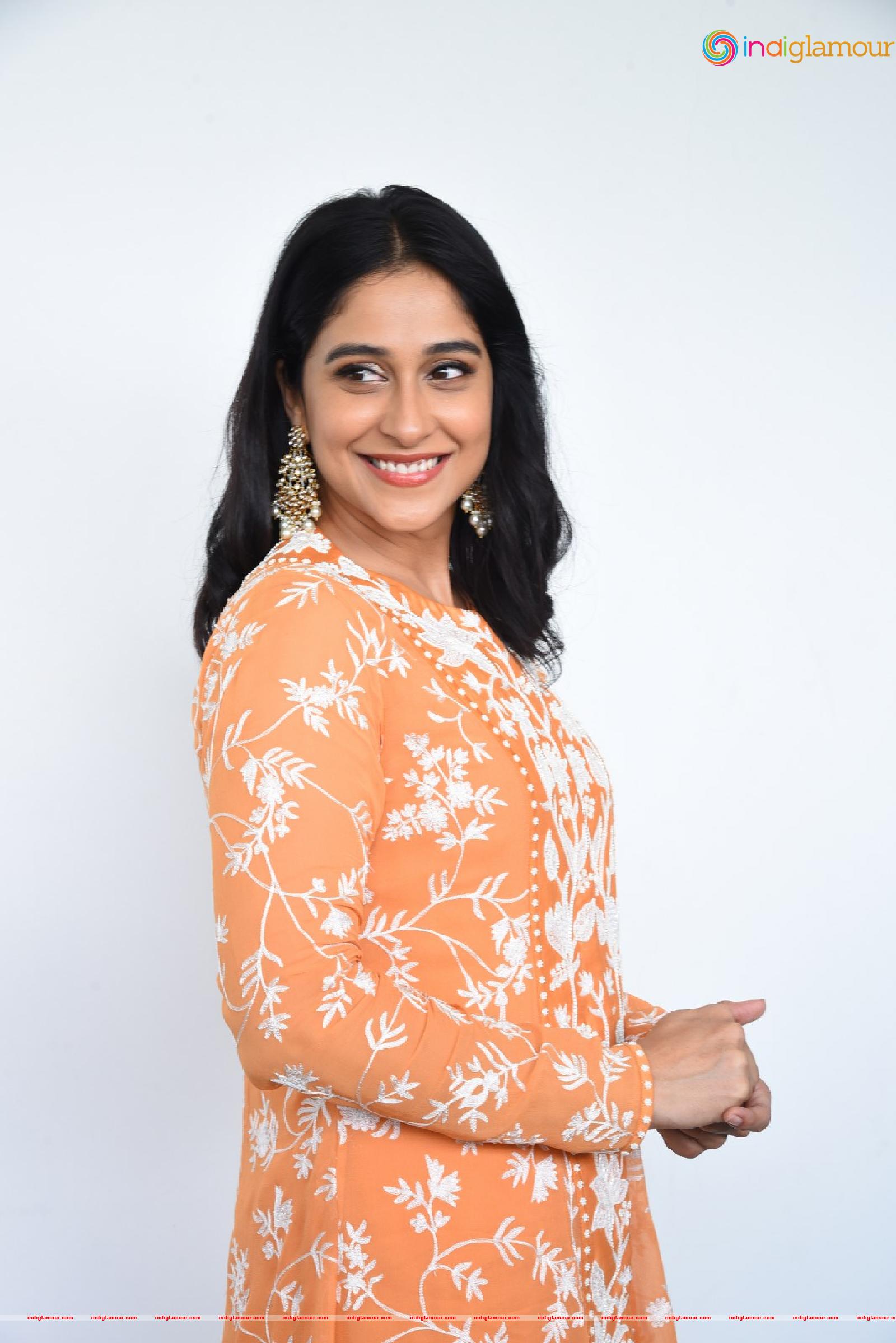 Regina Cassandra Actress hd photo