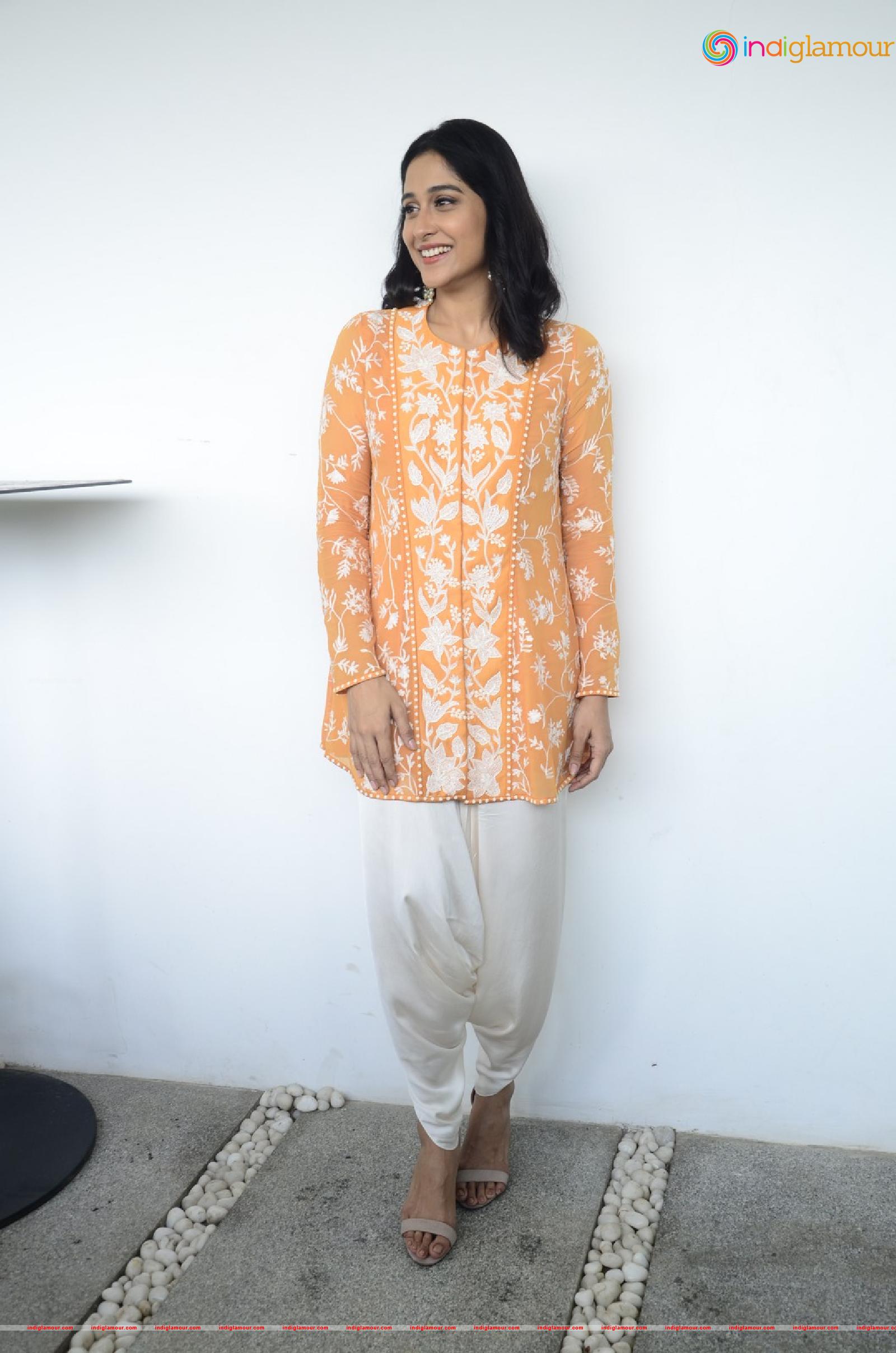 Regina Cassandra Actress hd photo