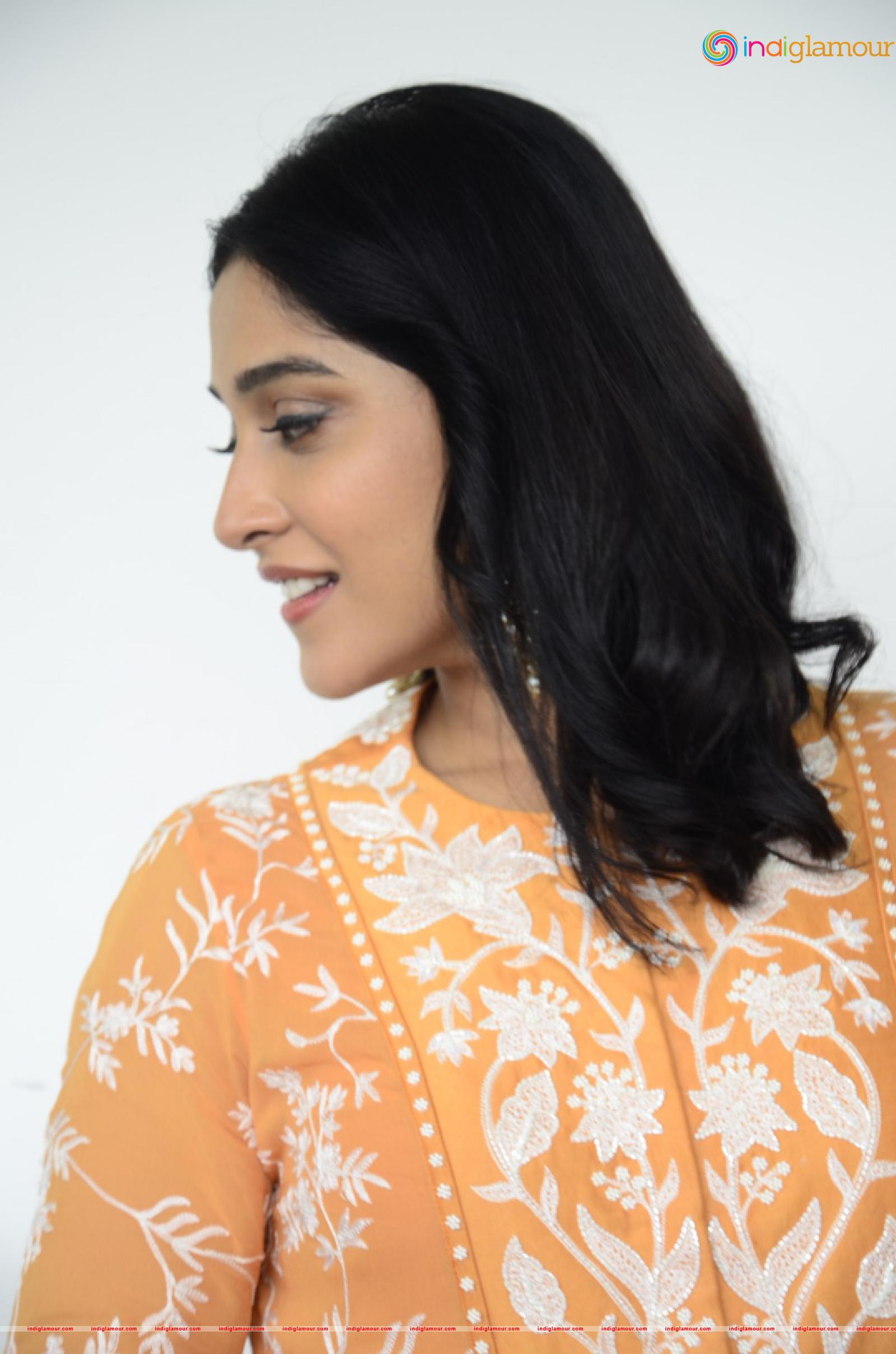 Regina Cassandra Actress hd photo
