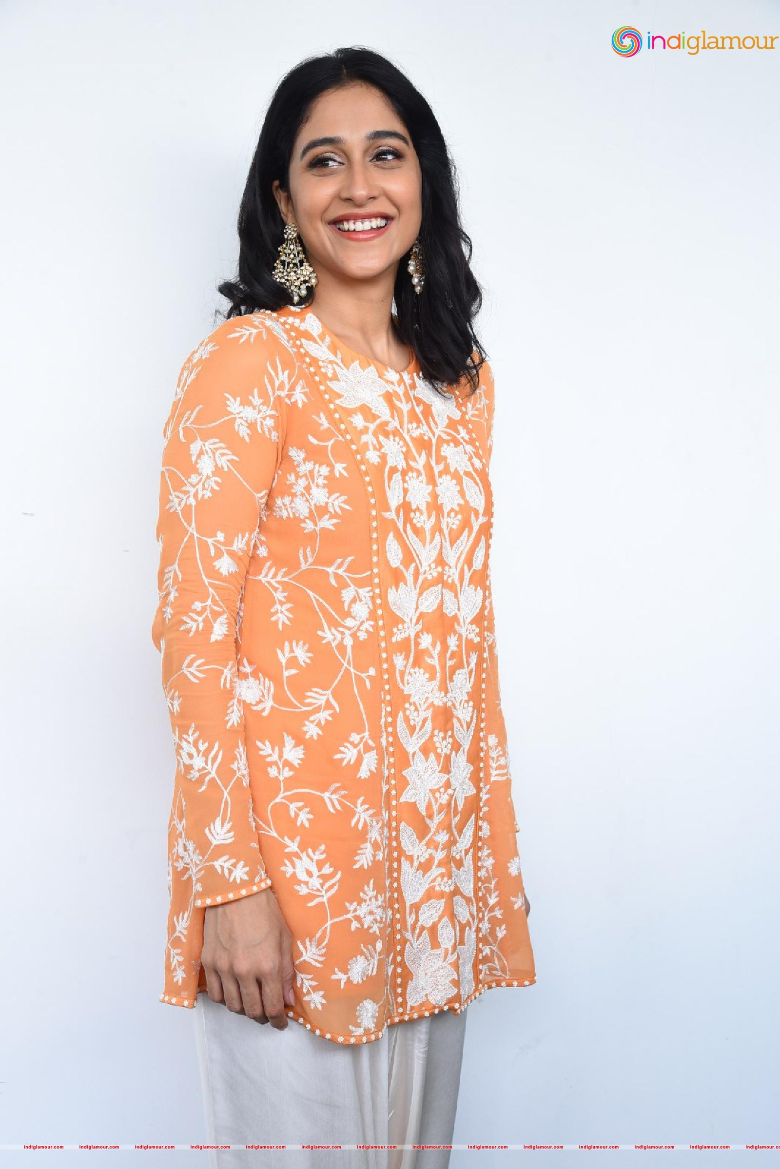 Regina Cassandra Actress hd photo
