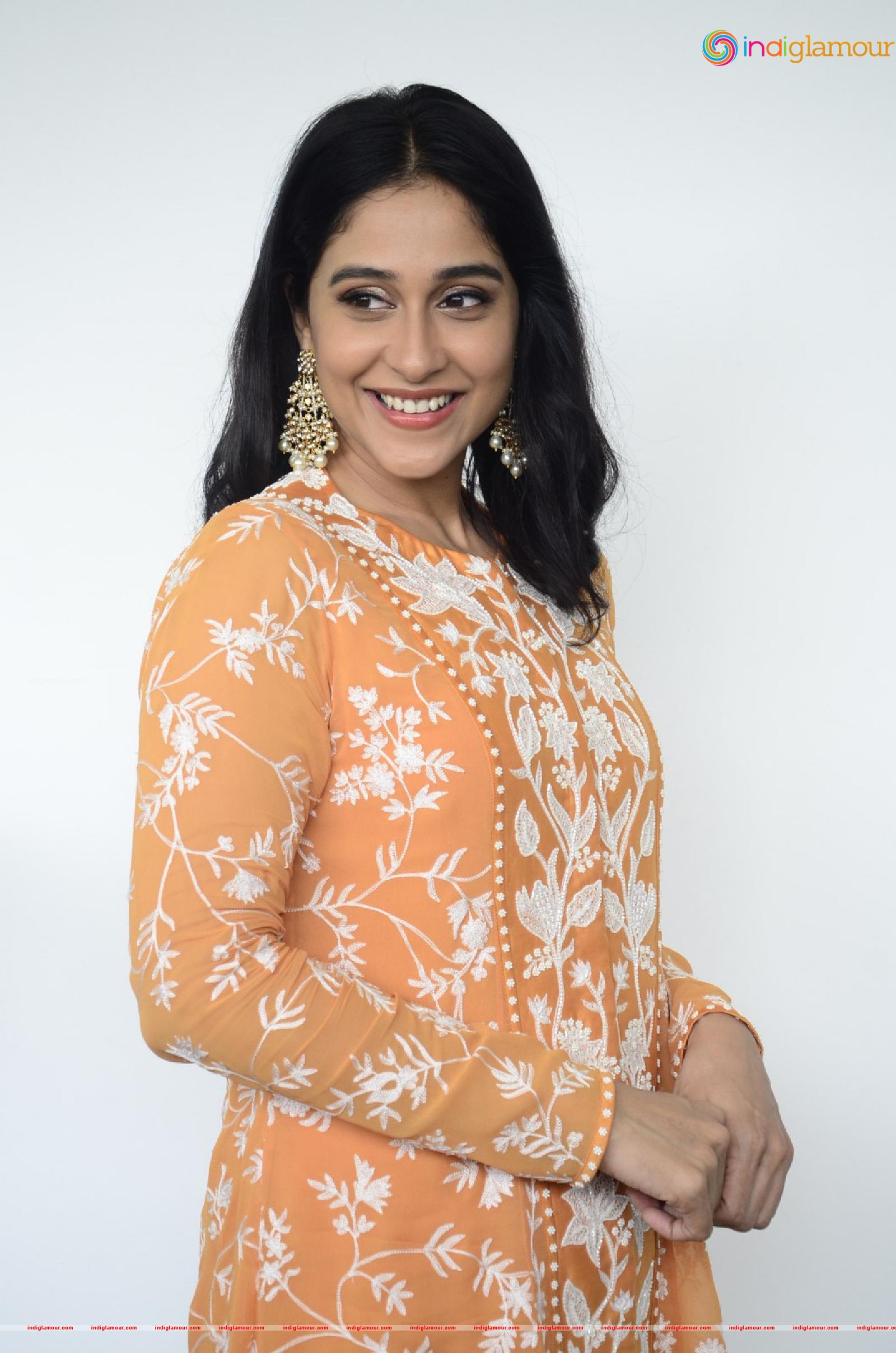 Regina Cassandra Actress hd photo