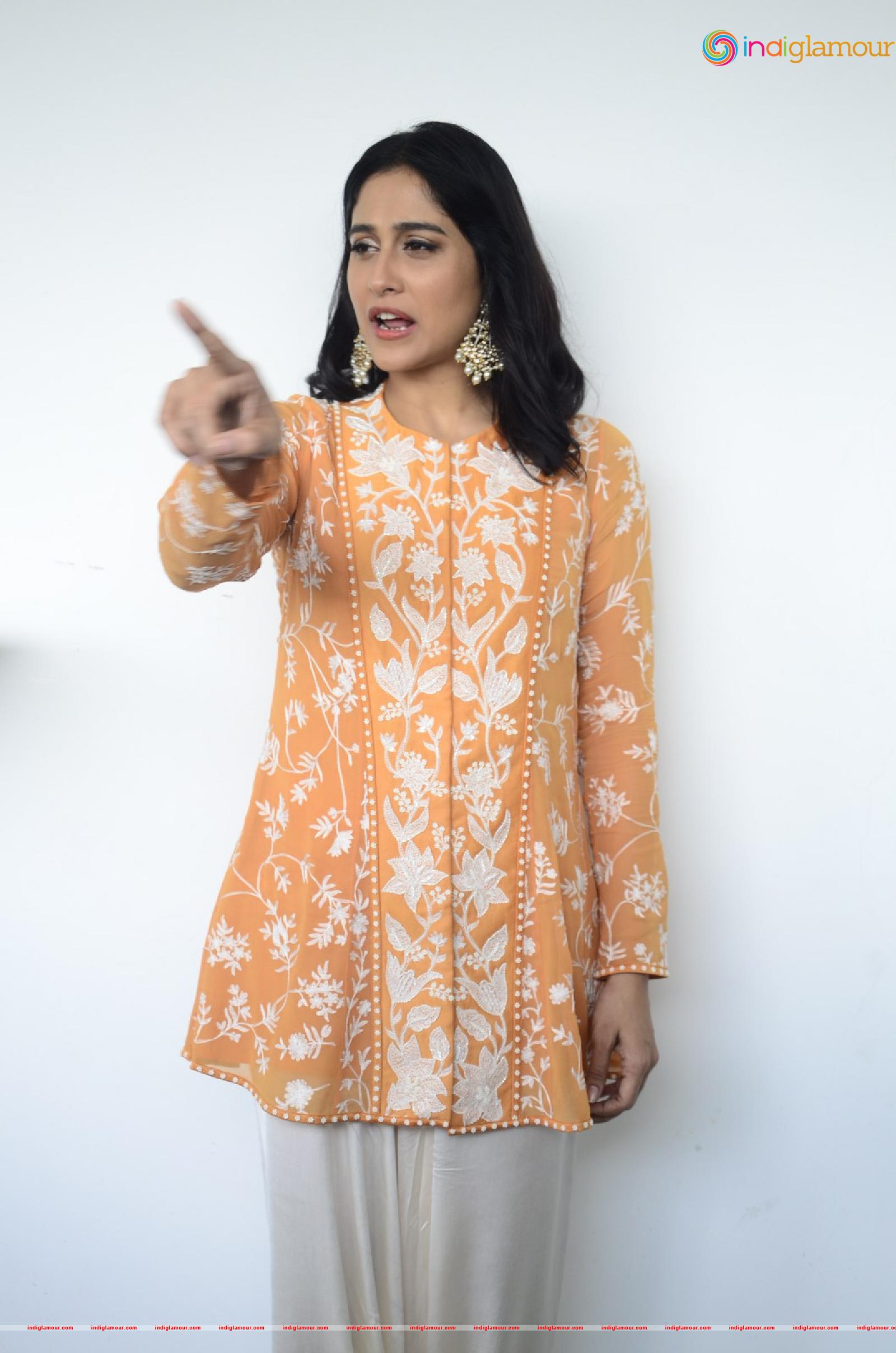 Regina Cassandra Actress hd photo