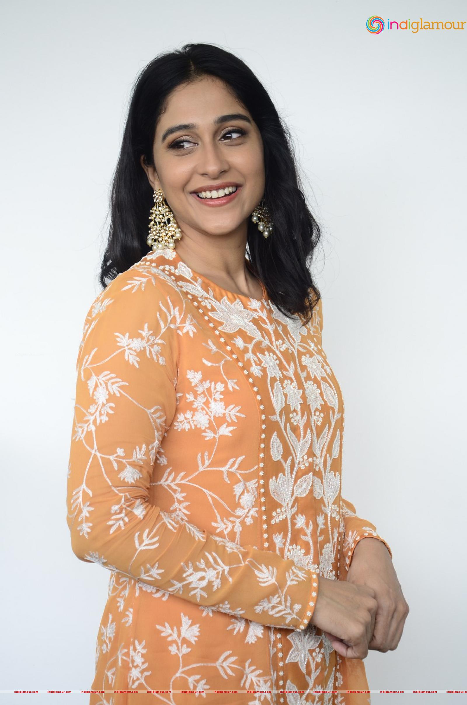 Regina Cassandra Actress hd photo