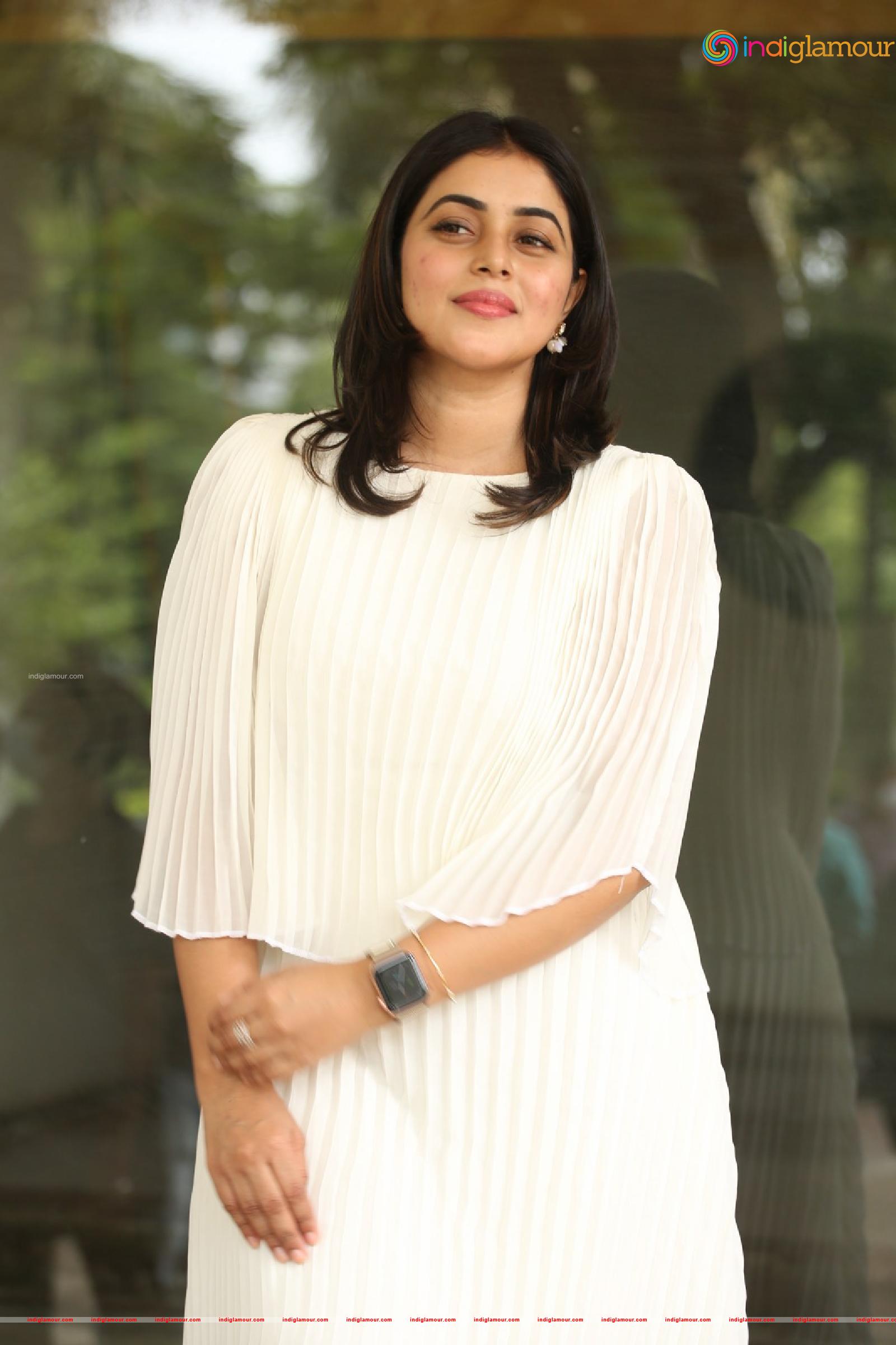 Poorna Actress hd photo