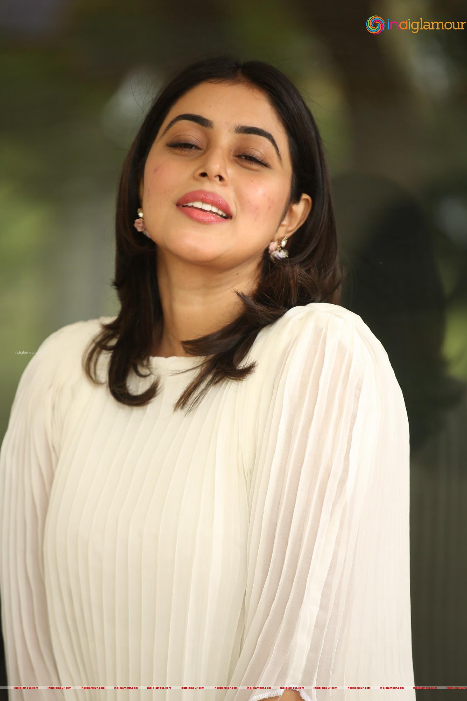 Poorna Actress hd photo