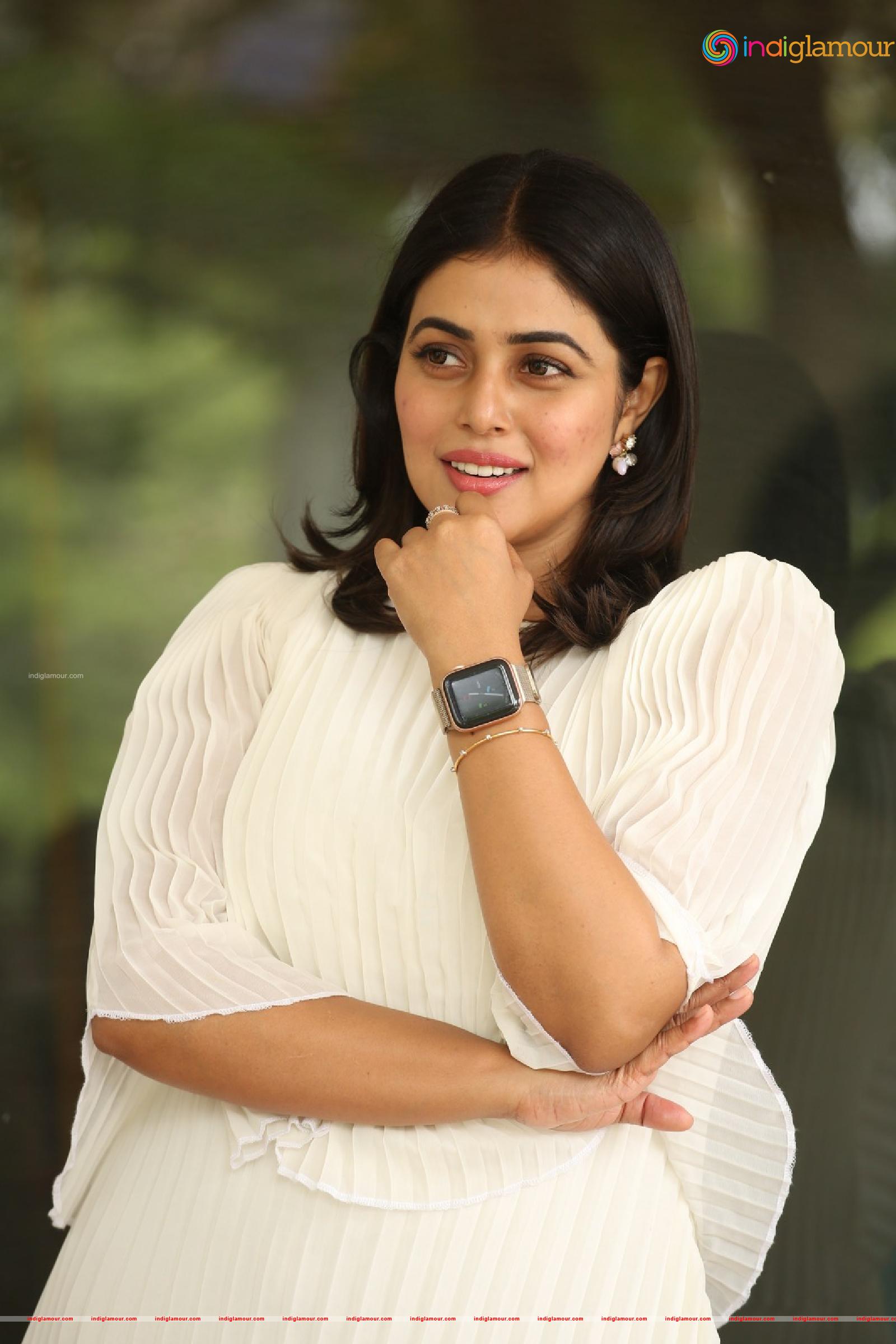 Poorna Actress hd photo